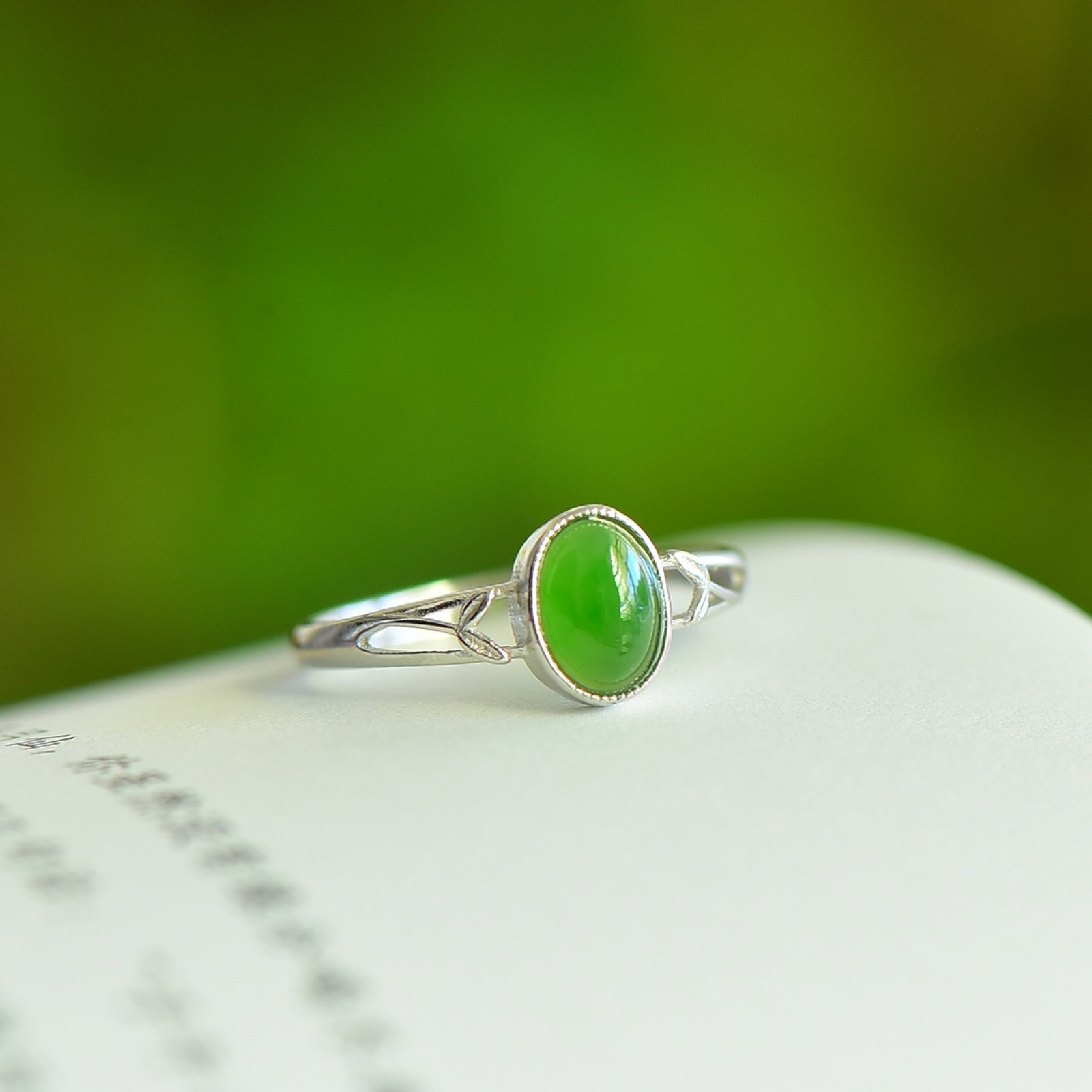 An Exquisite Sterling Silver Inlaid Jasper Ring: An Exquisite Sterling Silver Inlaid Jasper Ring,Size:0.2inx0.3in 纯银镶碧玉戒指
