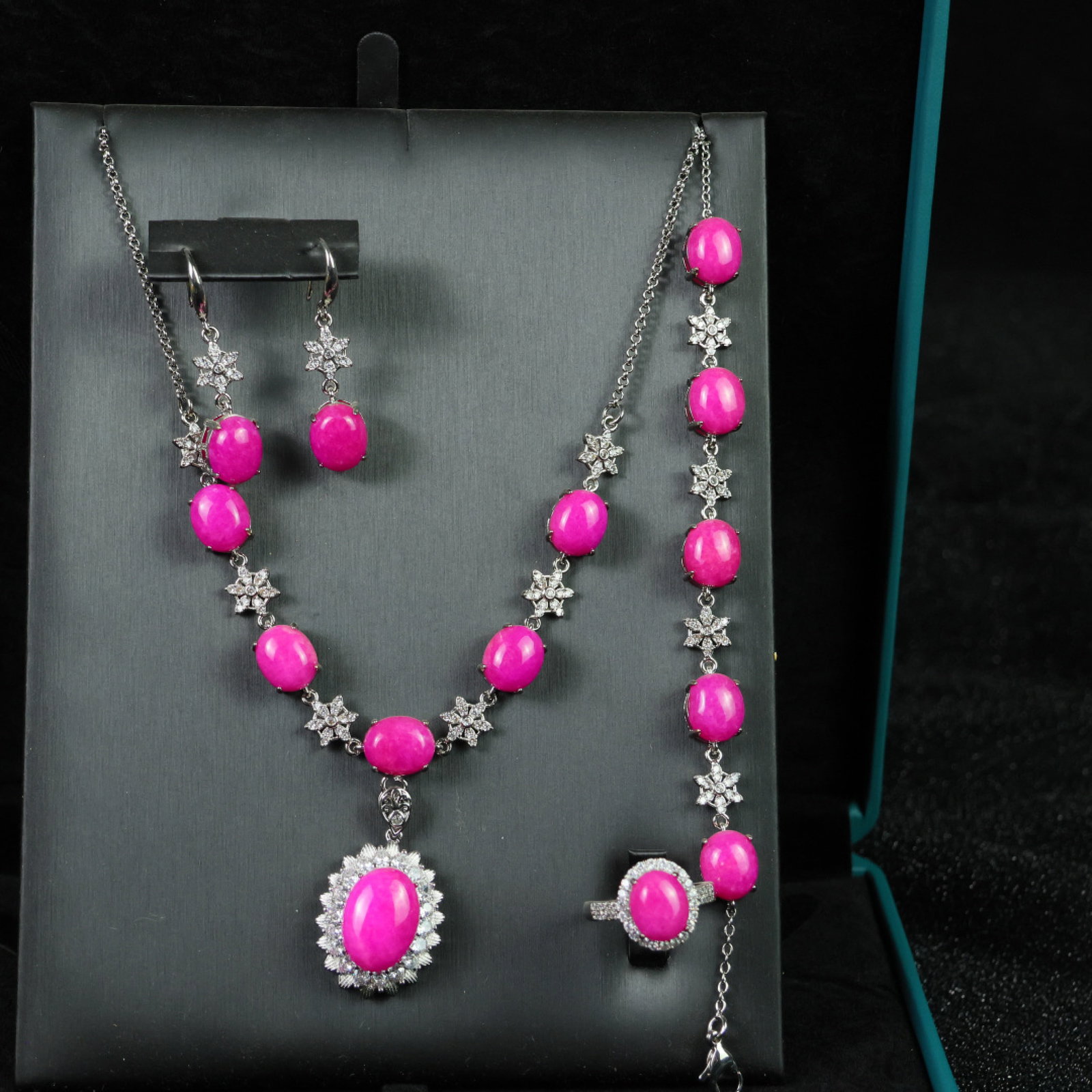 A Set of Fine Jewelry: A Set of Fine Jewelry 一套精美的首饰