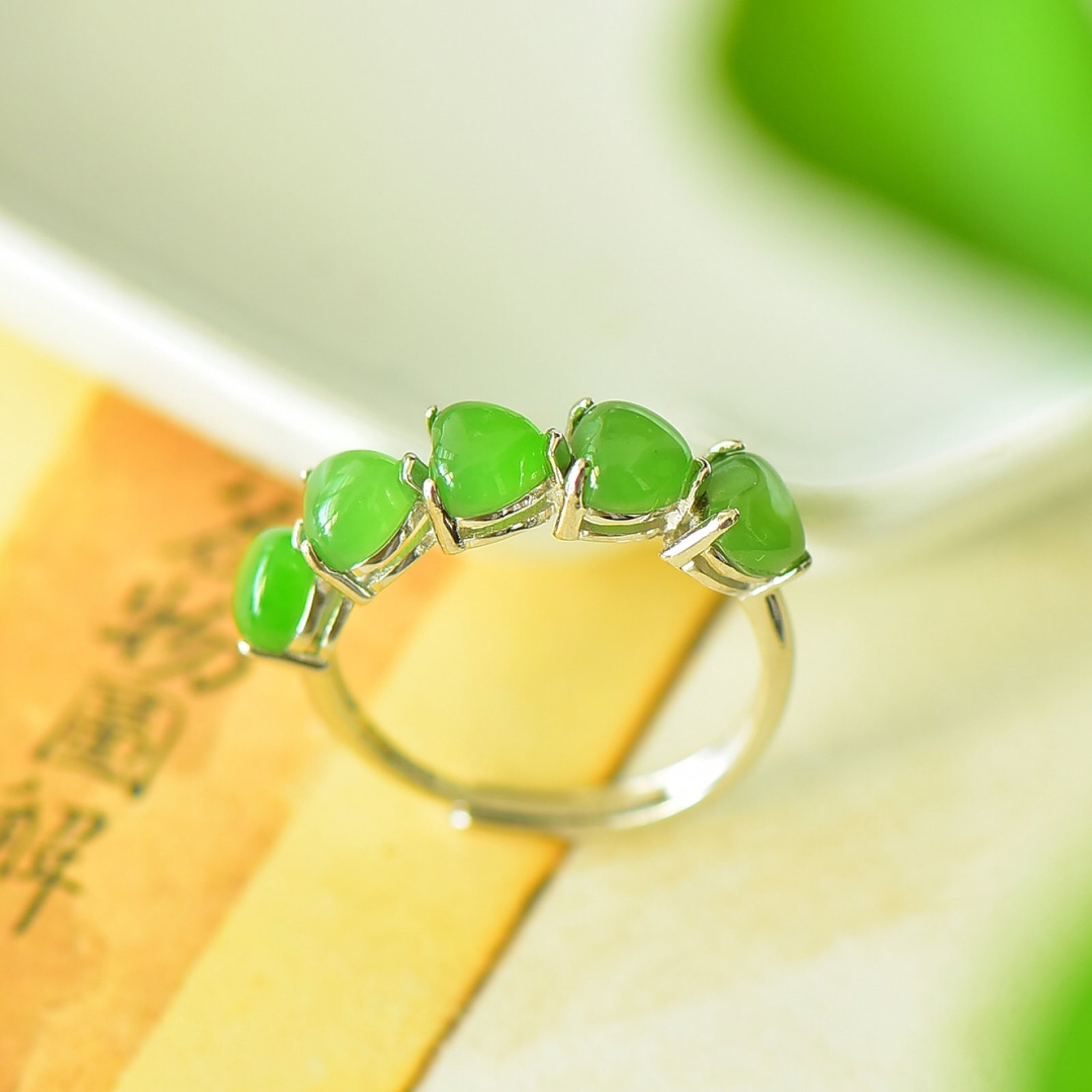 An Exquisite Sterling Silver Inlaid Jasper Ring: An Exquisite Sterling Silver Inlaid Jasper Ring,Size:0.2inx0.2in 纯银镶碧玉戒指