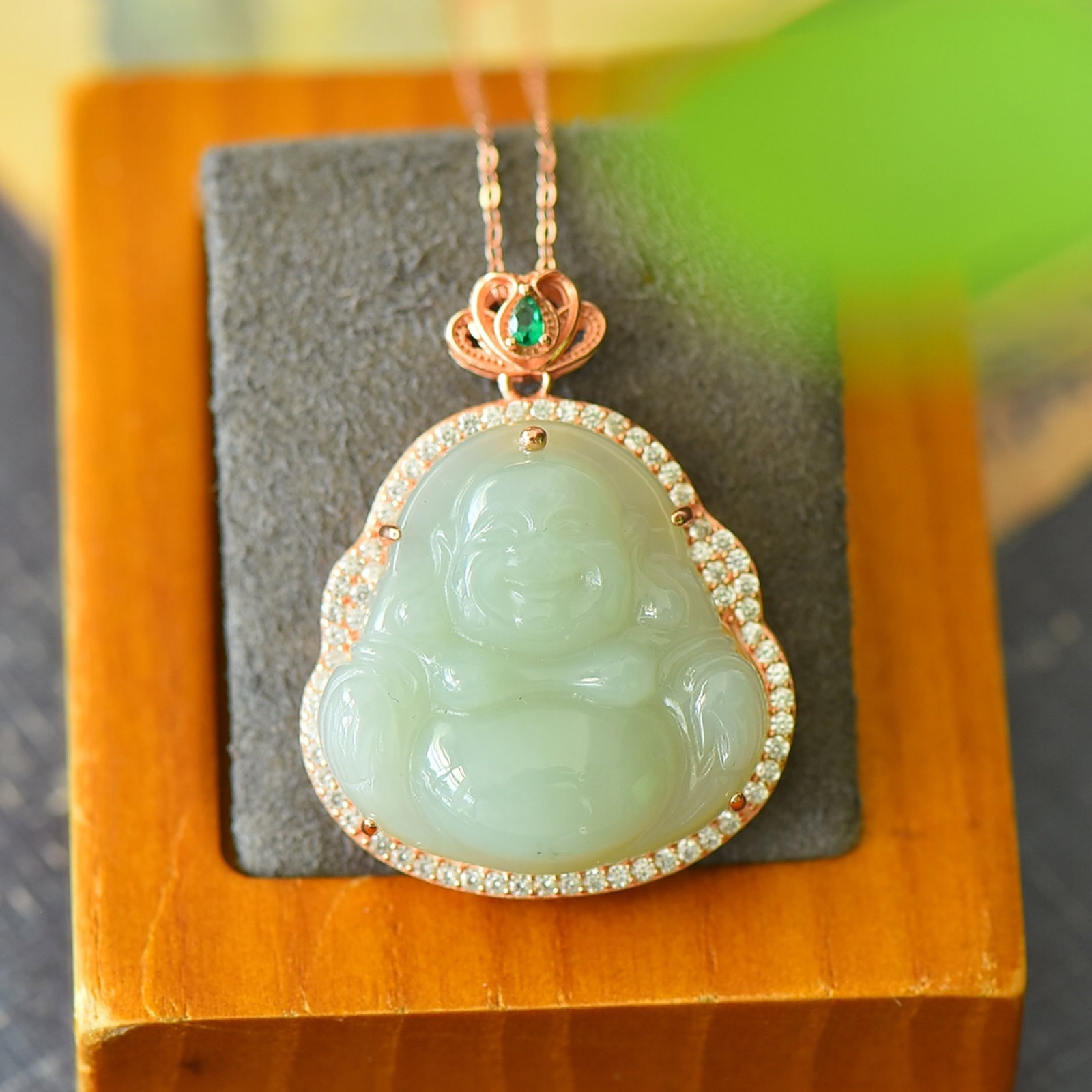 An Exquisite Sterling Silver-Gold Plated Inlaid Green Jade Necklace,Inlaid Diamond: An Exquisite Sterling Silver-Gold Plated Inlaid Green Jade Necklace,Inlaid Diamond,Size:1.1inxmmx1.4in 纯银镀金镶青玉项链,嵌钻石
