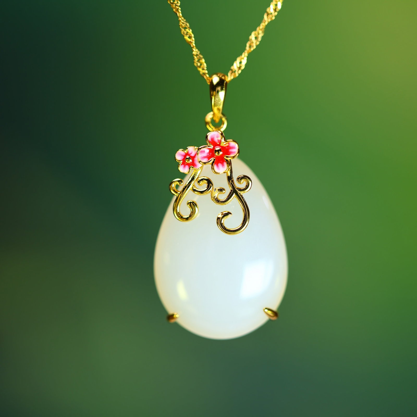 An Exquisite Sterling Silver-Gold Plated Inlaid White Jade Enamel Pendant: An Exquisite Sterling Silver-Gold Plated Inlaid White Jade Enamel Pendant , Size :0.7inx1in 纯银镀金镶白玉珐琅吊坠,尺寸:0.