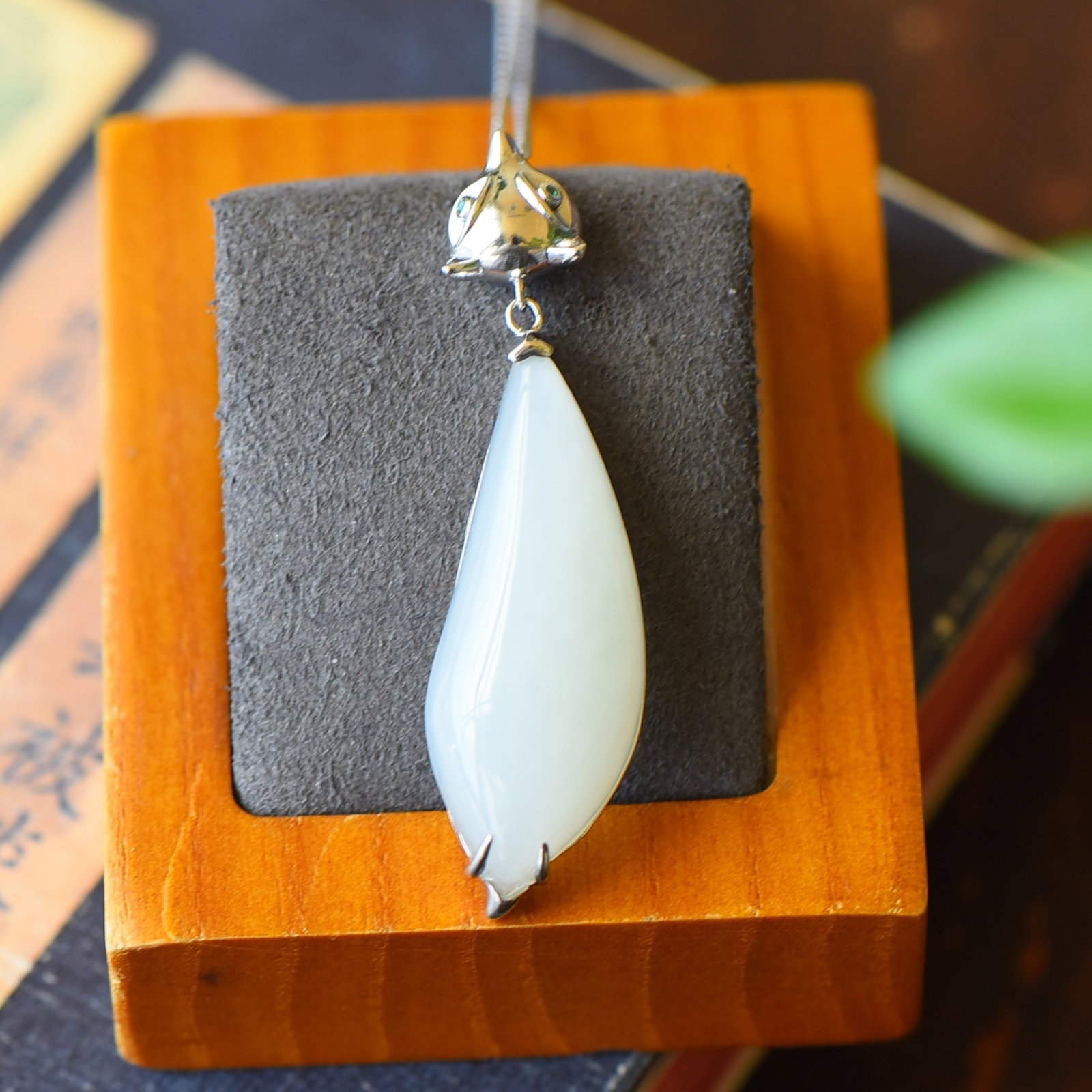 An Exquisite Sterling Silver Inlaid White Jade Necklace: An Exquisite Sterling Silver Inlaid White Jade Necklace,Size:0.6inx2.1in 纯银镶白玉项链