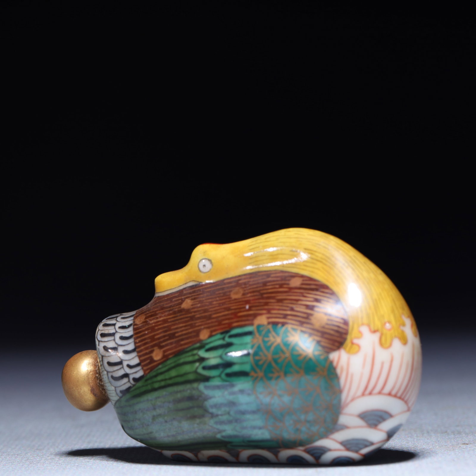 An Exquisite Famille-Rose Goose Snuff Bottle: An Exquisite Famille-Rose Goose Snuff Bottle,Qing Dynasty,China,Qianlong Four-character Mark,Size:2.6inx0.8inx1.4in,Weight:46.7g