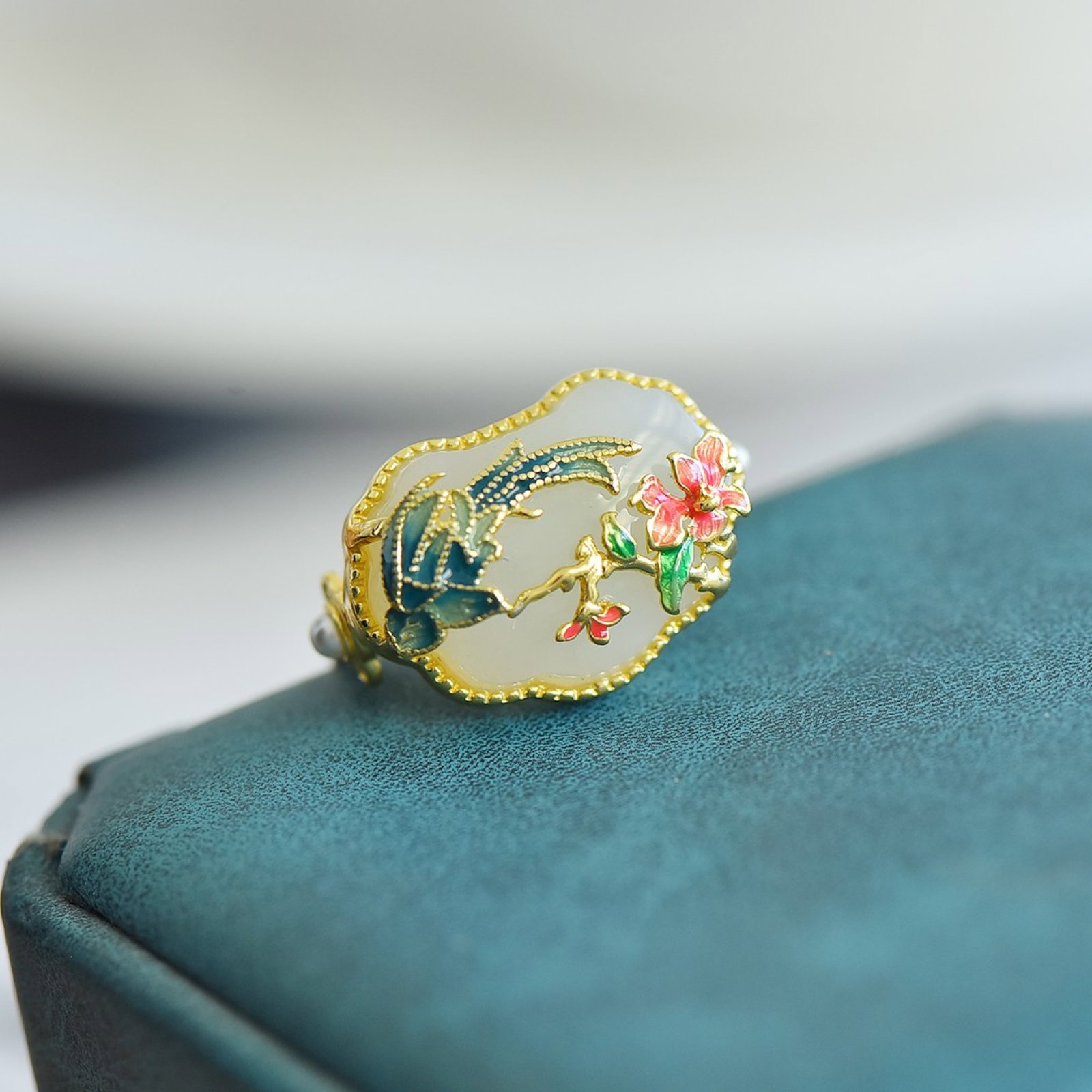 An Exquisite Sterling Silver-Gold Plated Inlaid White Jade Enamel Ring: An Exquisite Sterling Silver-Gold Plated Inlaid White Jade Enamel Ring,Size:0.5inx0.7in 纯银镀金镶白玉珐琅戒指