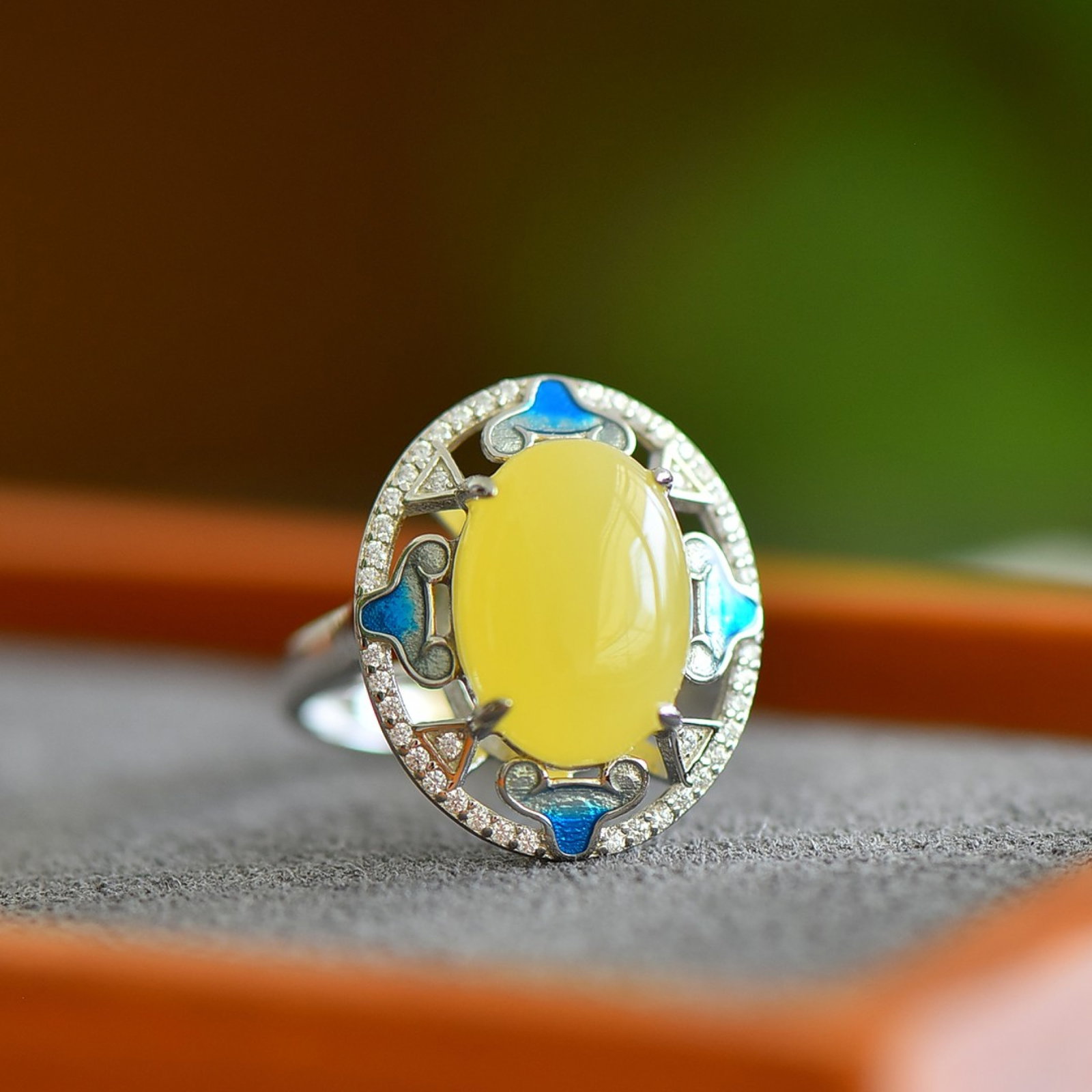 An Exquisite Sterling Silver Inlaid Amber Ring,Inlaid Diamond: An Exquisite Sterling Silver Inlaid Amber Ring,Inlaid Diamond,Size:0.4inx0.9in 纯银镶琥珀戒指,嵌钻石