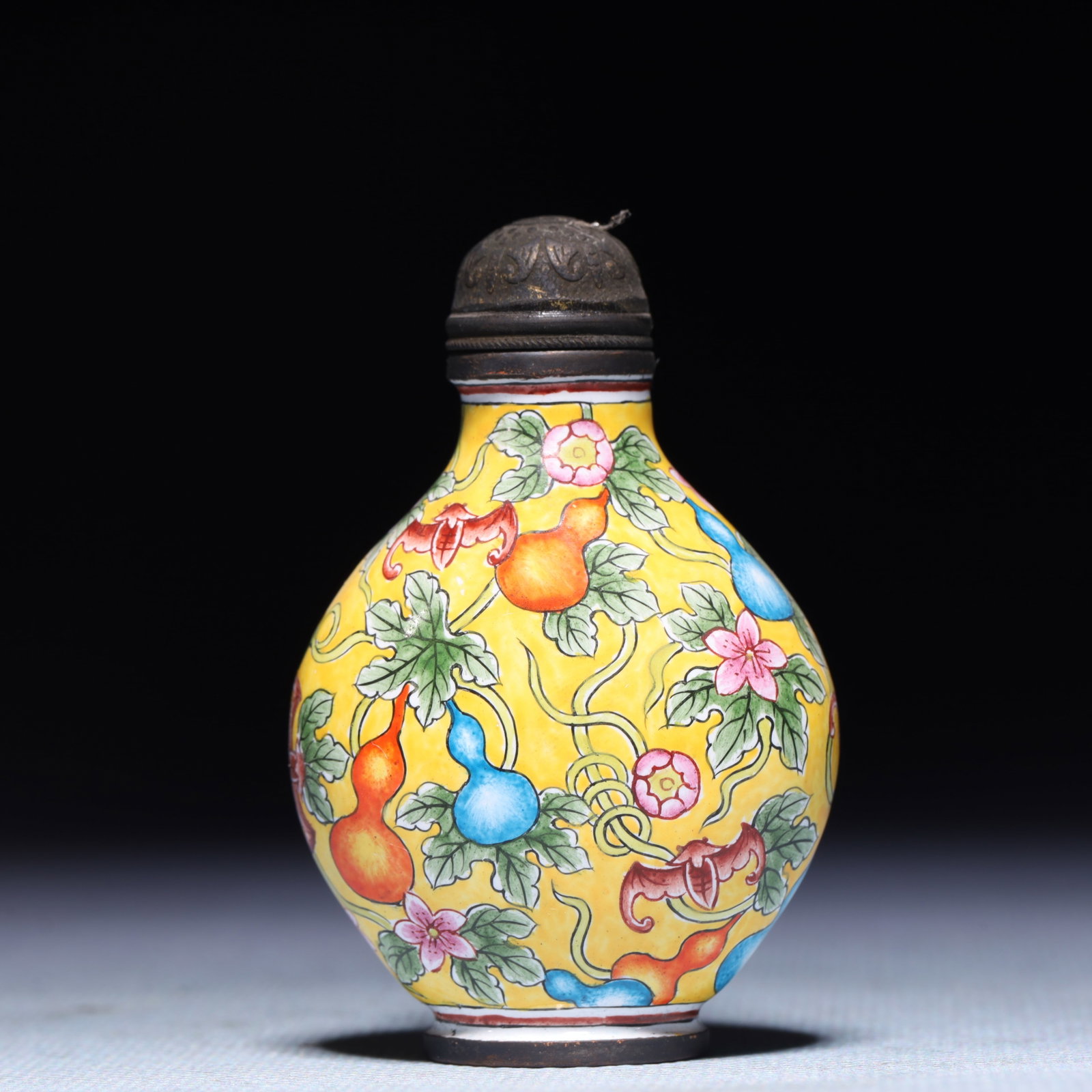An Exquisite Painted Enamel Bats and Gourd Pattern Snuff Bottle: An Exquisite Painted Enamel Bats and Gourd Pattern Snuff Bottle,Qing Dynasty,China,Qianlong Four-character Mark,Size:1.6inx1inx2.4in,Weight:54.4g 画珐琅蝙蝠葫ഐ