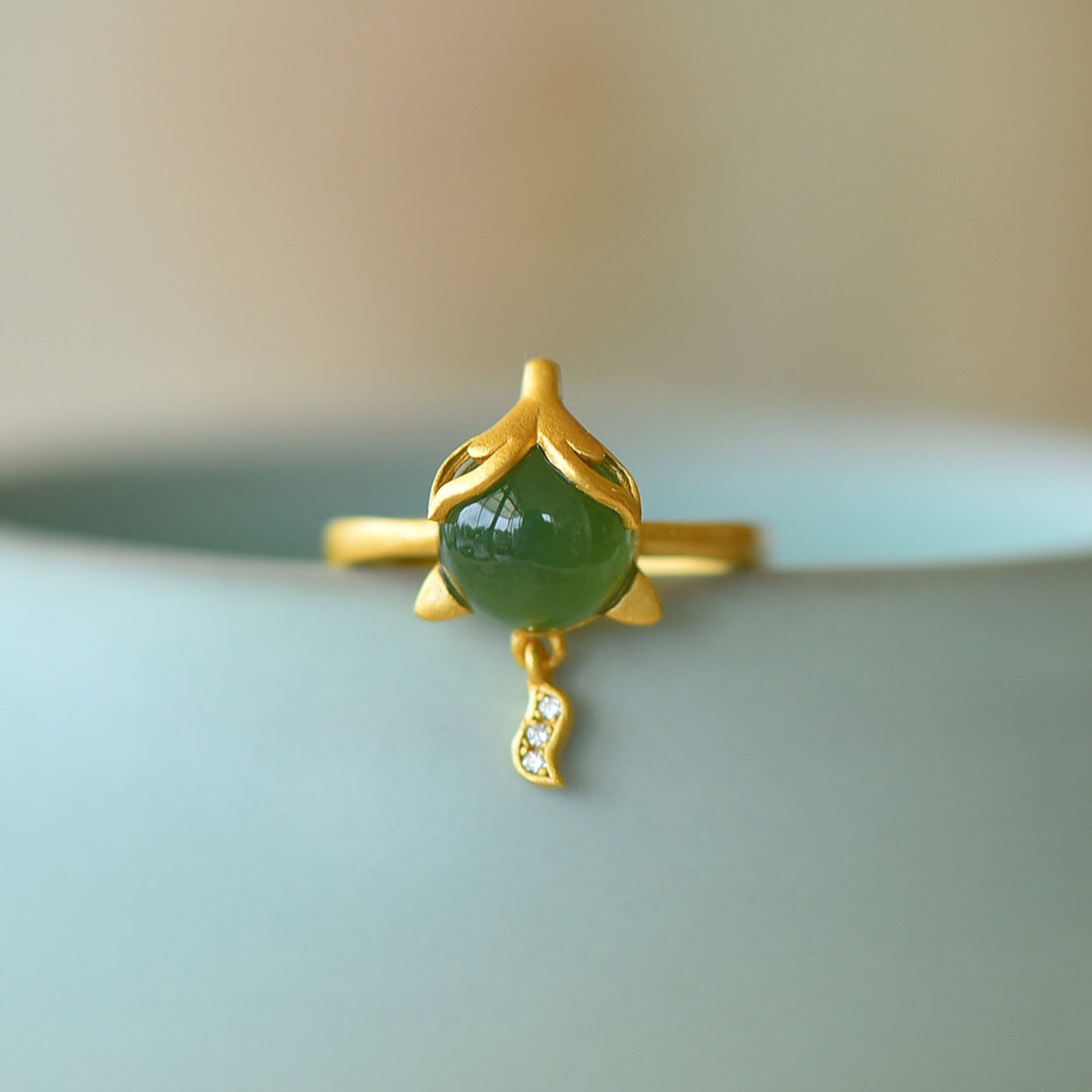 An Exquisite Sterling Silver-Gold Plated Inlaid Jasper Ring: An Exquisite Sterling Silver-Gold Plated Inlaid Jasper Ring 纯银镀金镶碧玉戒指