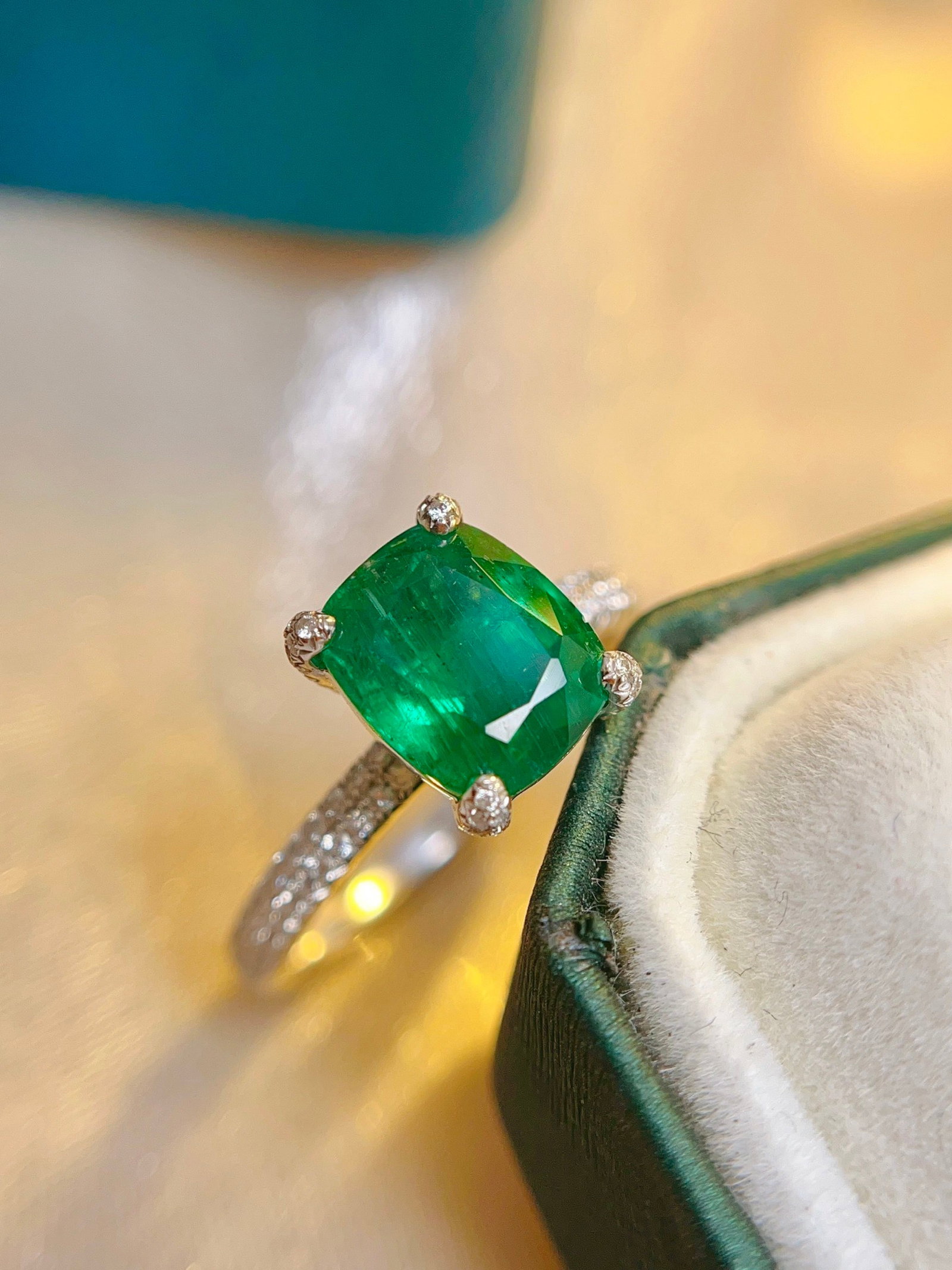 A Exquisite 18k Gold Inlaid 3.10ct Vivid Green Ring,Inlaid Diamond: A Exquisite 18k Gold Inlaid 3.10ct Vivid Green Ring,Inlaid Diamond,Total Weight:4.56g 18k金镶 3.10ct 祖母绿戒指,嵌钻石