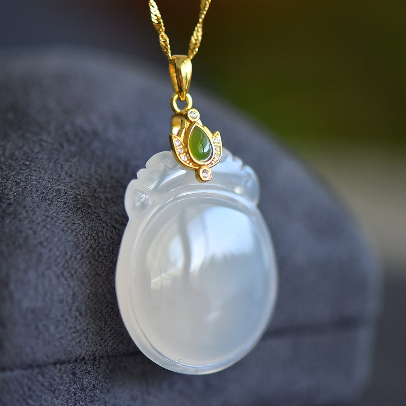 An Exquisite Sterling Silver-Gold Plated Inlaid Agate Pendant: An Exquisite Sterling Silver-Gold Plated Inlaid Agate Pendant,Size:1.1inx1.3in 纯银镀金镶玛瑙吊坠