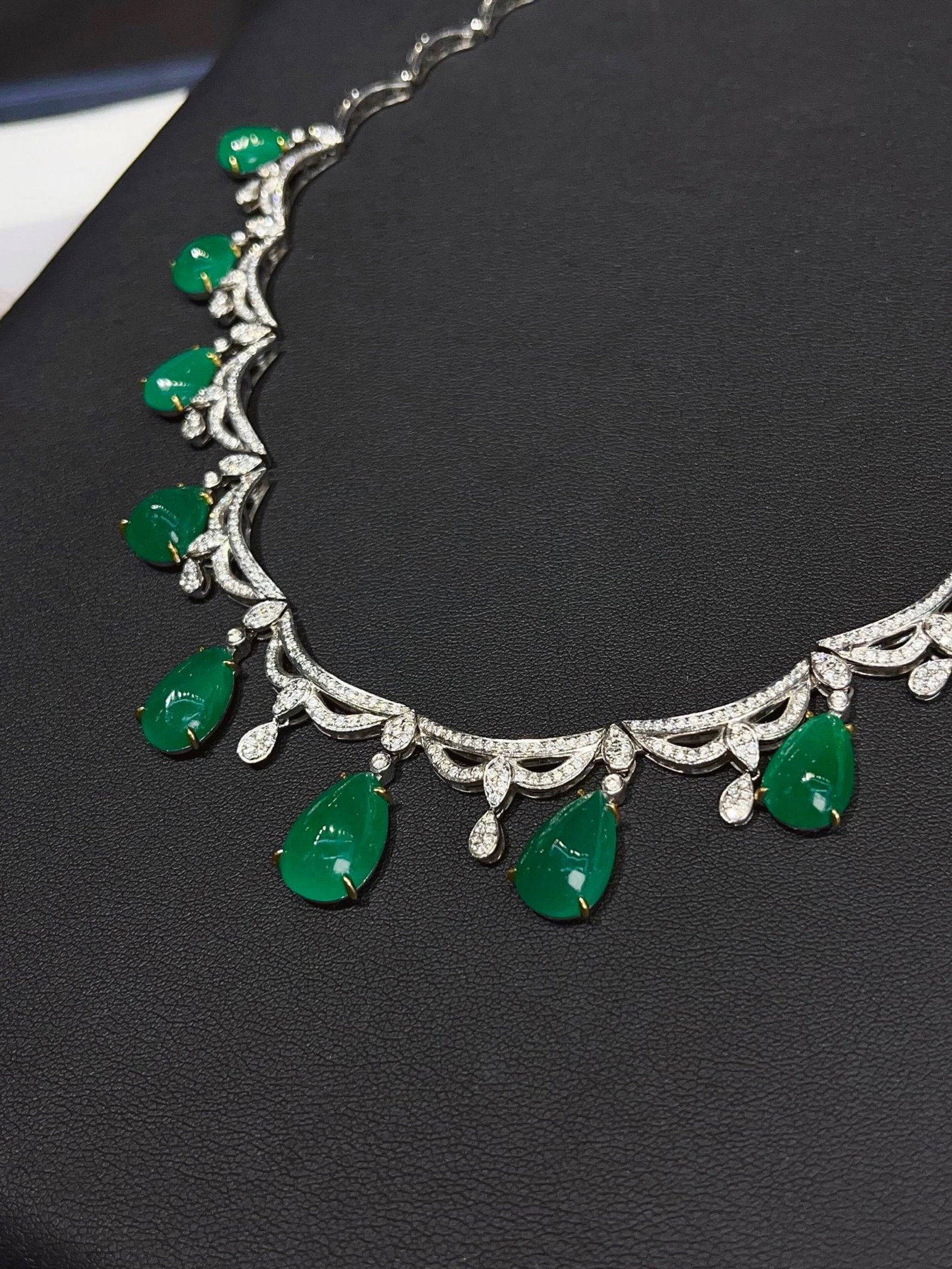 A Exquisite 18k Gold Inlaid 34.50ct Vivid Green Necklace,Inlaid Diamond: A Exquisite 18k Gold Inlaid 34.50ct Vivid Green Necklace,Inlaid Diamond,Total Weight:36.79g 18k金镶 34.50ct 祖母绿项链,嵌钻石