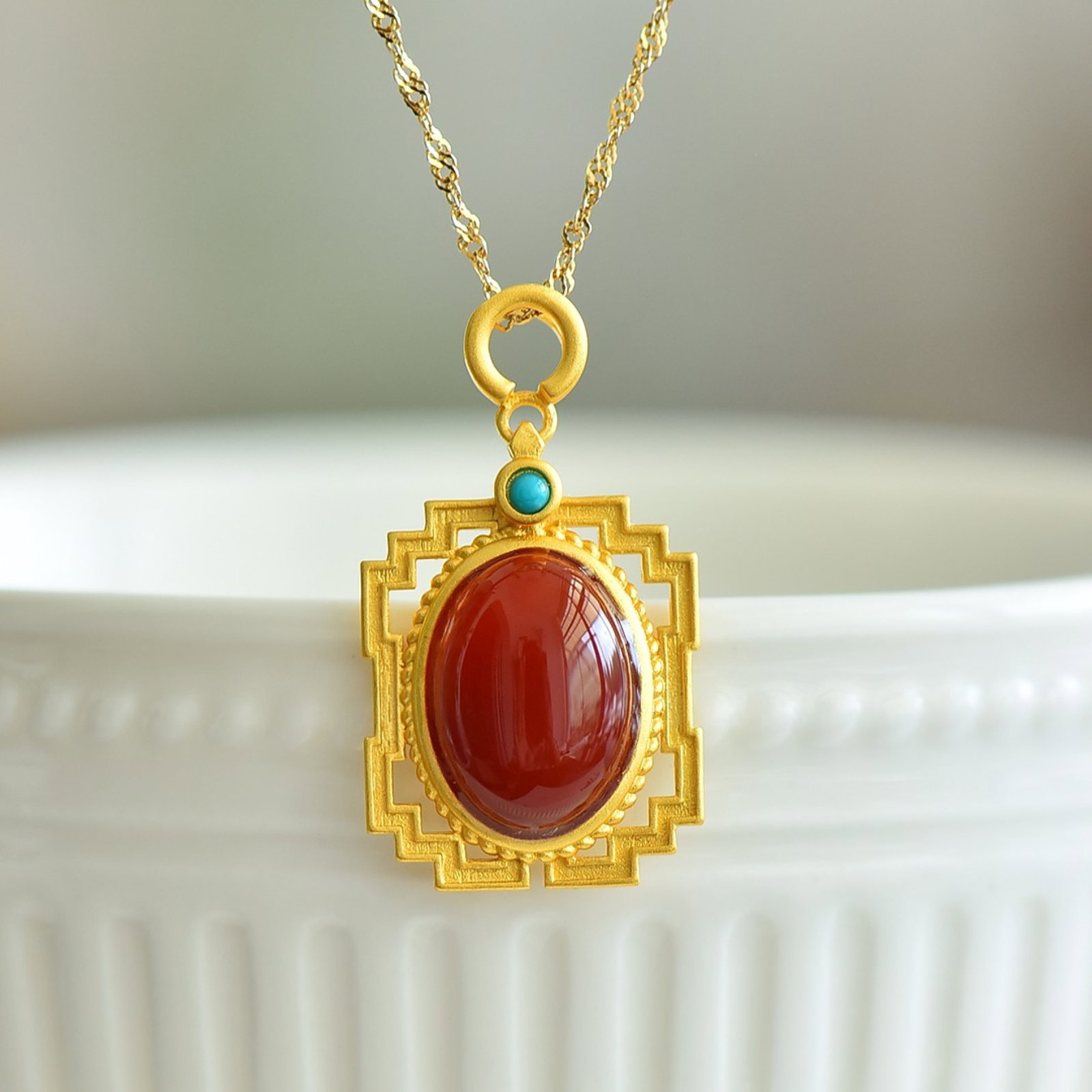 An Exquisite Sterling Silver-Gold Plated Inlaid Agate Pendant: An Exquisite Sterling Silver-Gold Plated Inlaid Agate Pendant,Size:0.4inx0.6in 纯银镀金镶玛瑙吊坠