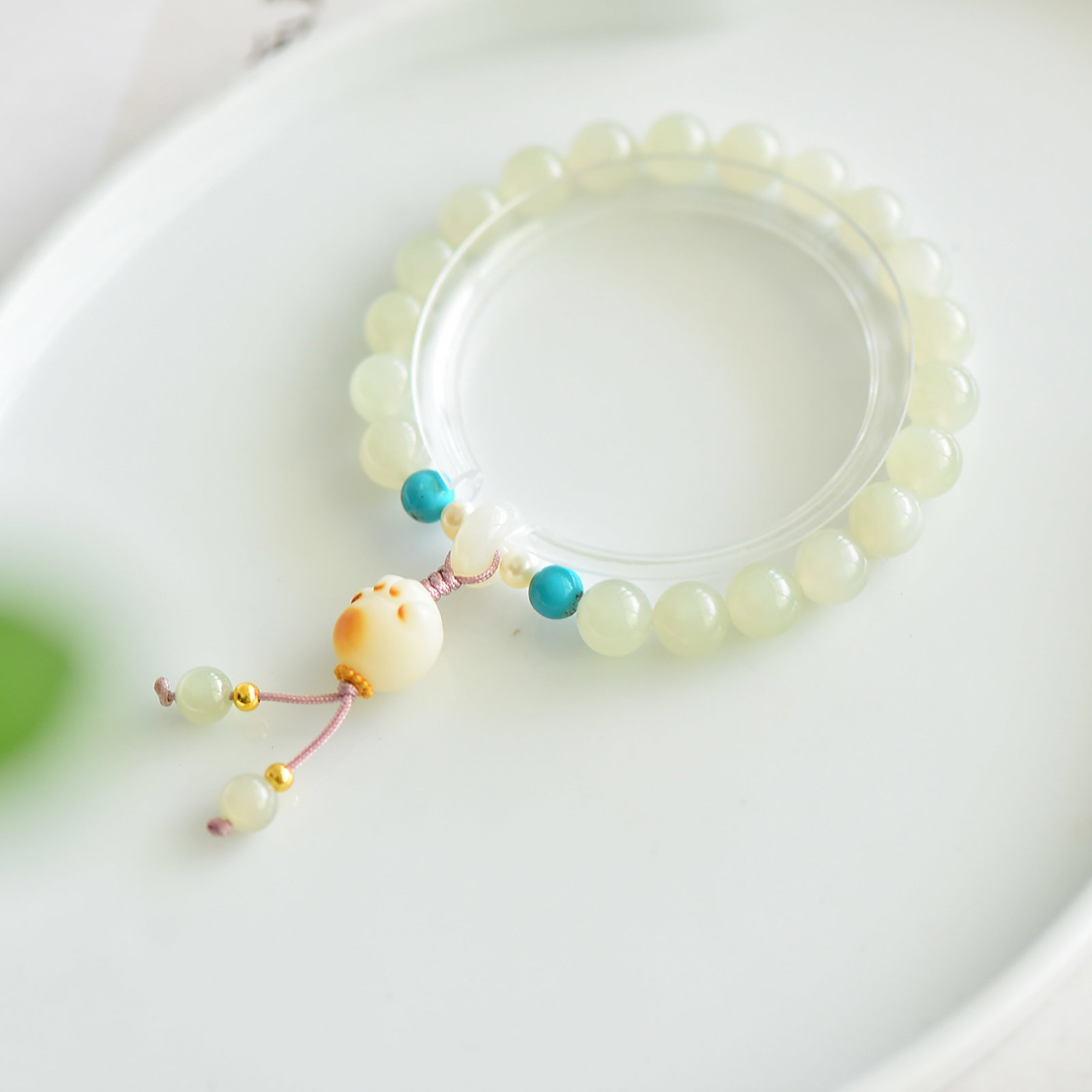 An Exquisite White Jade Bracelets: An Exquisite White Jade Bracelets,Size:0.3inx0.3in 白玉手链