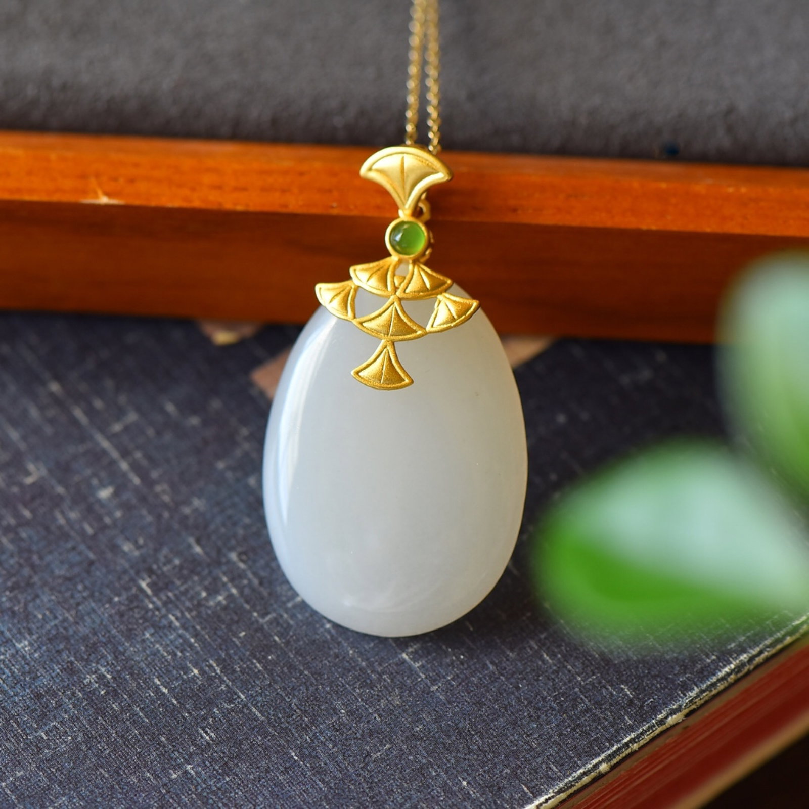 An Exquisite Sterling Silver-Gold Plated Inlaid White Jade Necklace,Inlaid Jasper: An Exquisite Sterling Silver-Gold Plated Inlaid White Jade Necklace,Inlaid Jasper,Size:1inx1.8in 纯银镀金镶白玉项链,嵌碧玉