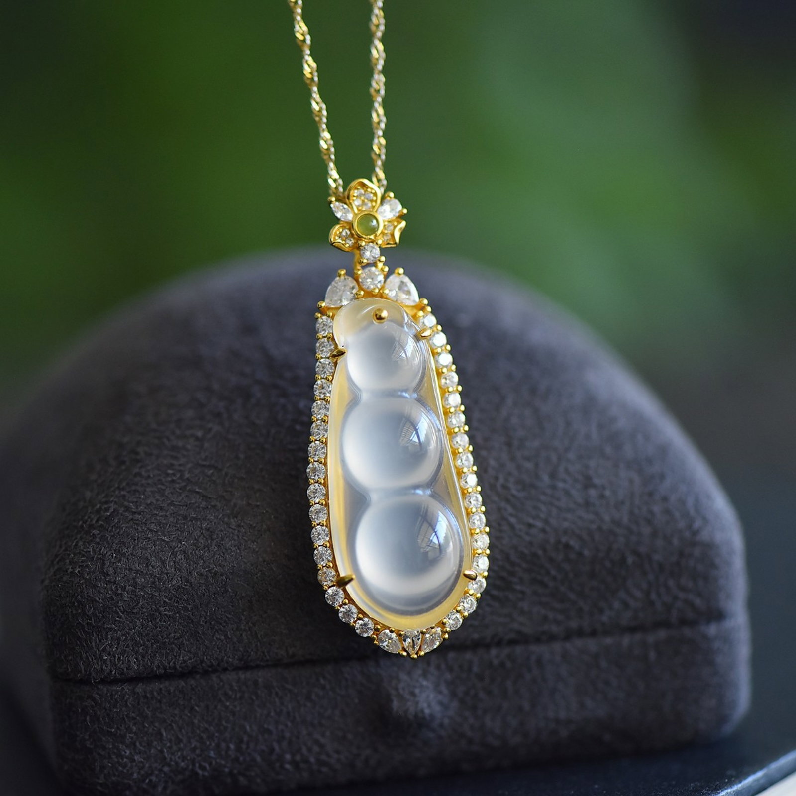 An Exquisite Sterling Silver-Gold Plated Inlaid White Agate Necklace,Inlaid Diamond: An Exquisite Sterling Silver-Gold Plated Inlaid White Agate Necklace,Inlaid Diamond,Size:0.6inx1.4in 纯银镀金镶白玛瑙项链,嵌钻&#