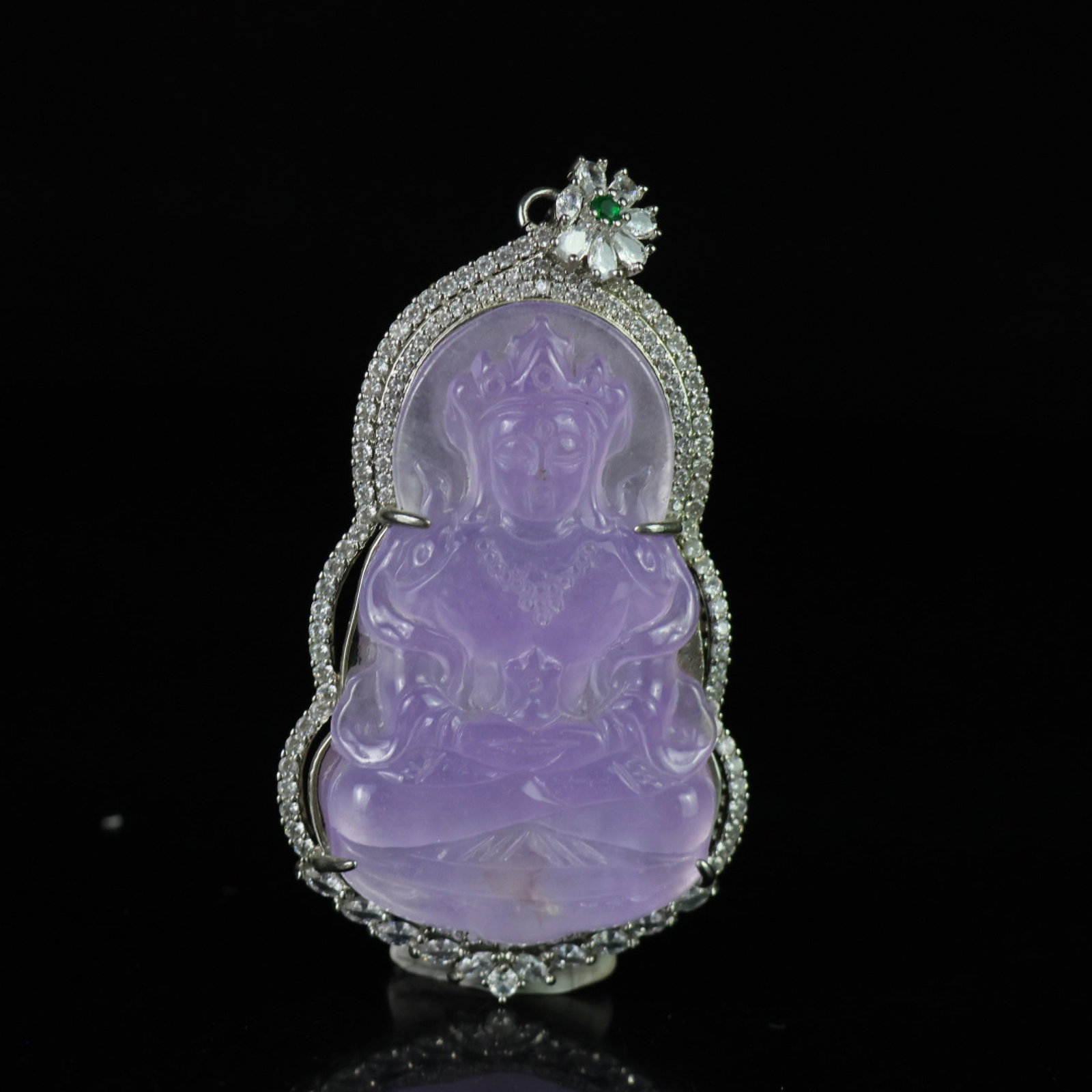 An Exquisite Statue of Avalokitesvara Pendant: An Exquisite Statue of Avalokitesvara Pendant,Size:2.5inx1.7inx0.4in 一个精美的观音像挂件