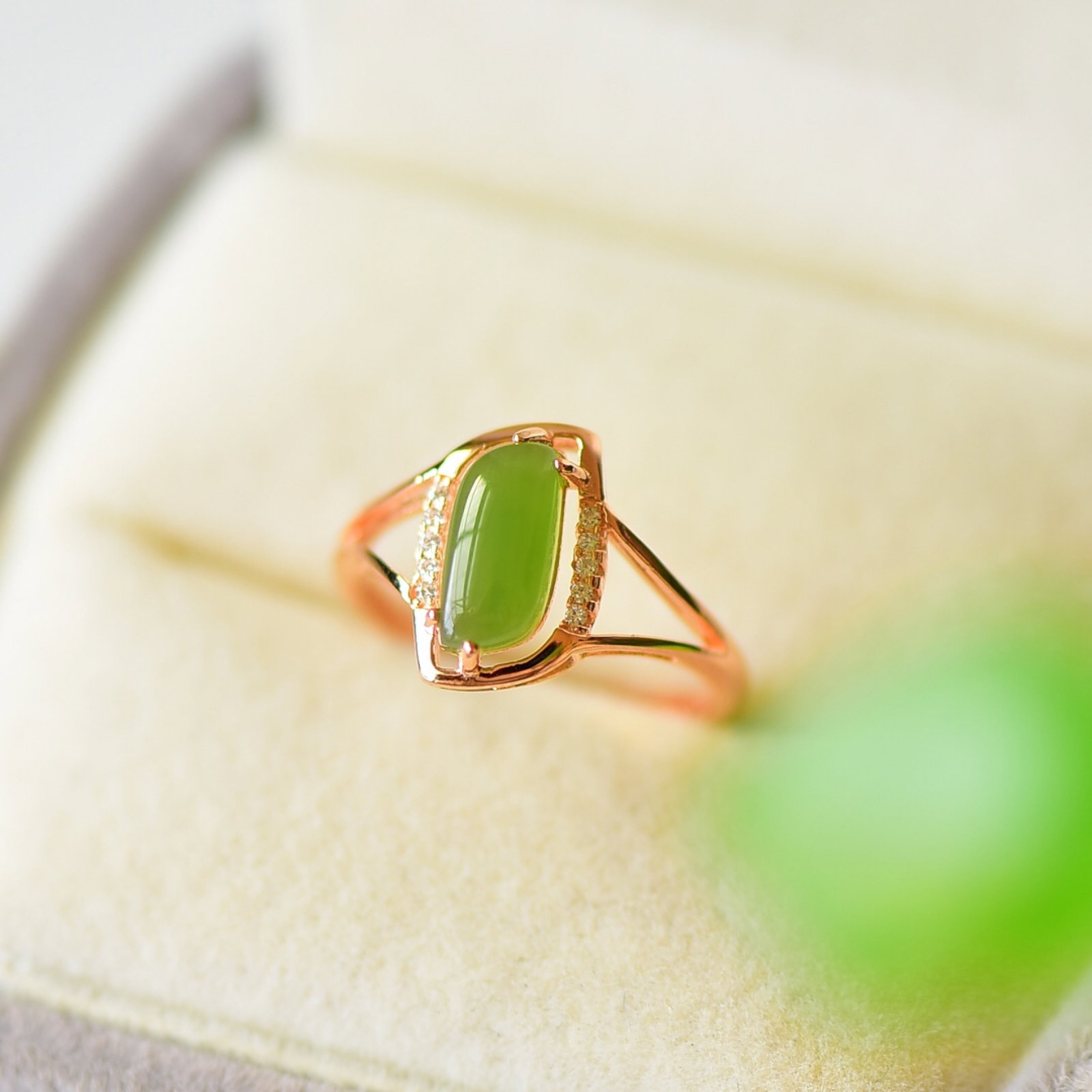 An Exquisite Sterling Silver-Gold Plated Inlaid Jasper Ring,Inlaid Diamond: An Exquisite Sterling Silver-Gold Plated Inlaid Jasper Ring,Inlaid Diamond,Size:0.4inx0.6in 纯银镀金镶碧玉戒指,嵌钻石