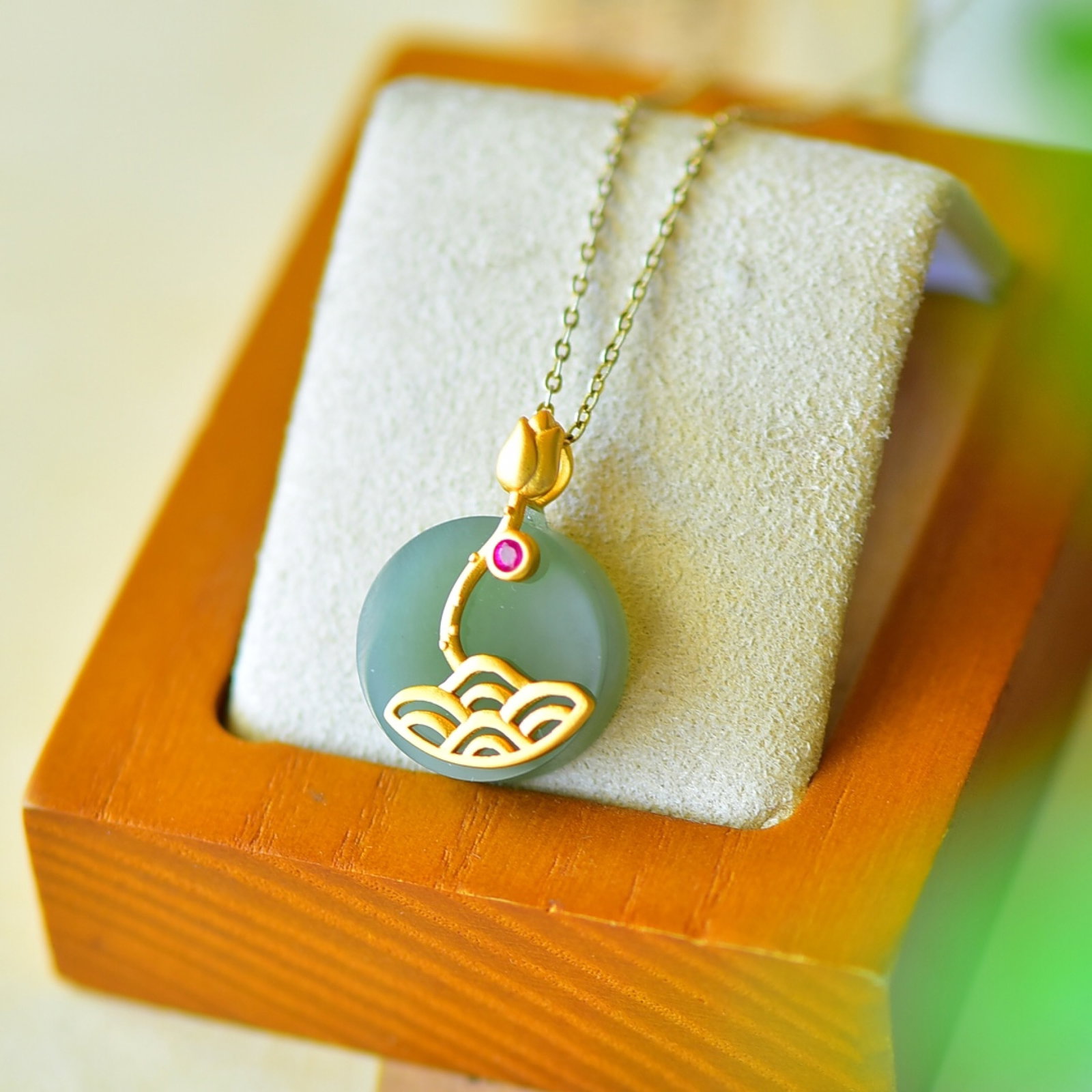 An Exquisite Sterling Silver-Gold Plated Inlaid Green Jade Necklace: An Exquisite Sterling Silver-Gold Plated Inlaid Green Jade Necklace,Size:0.6inx0.9in 纯银镀金镶青玉项链