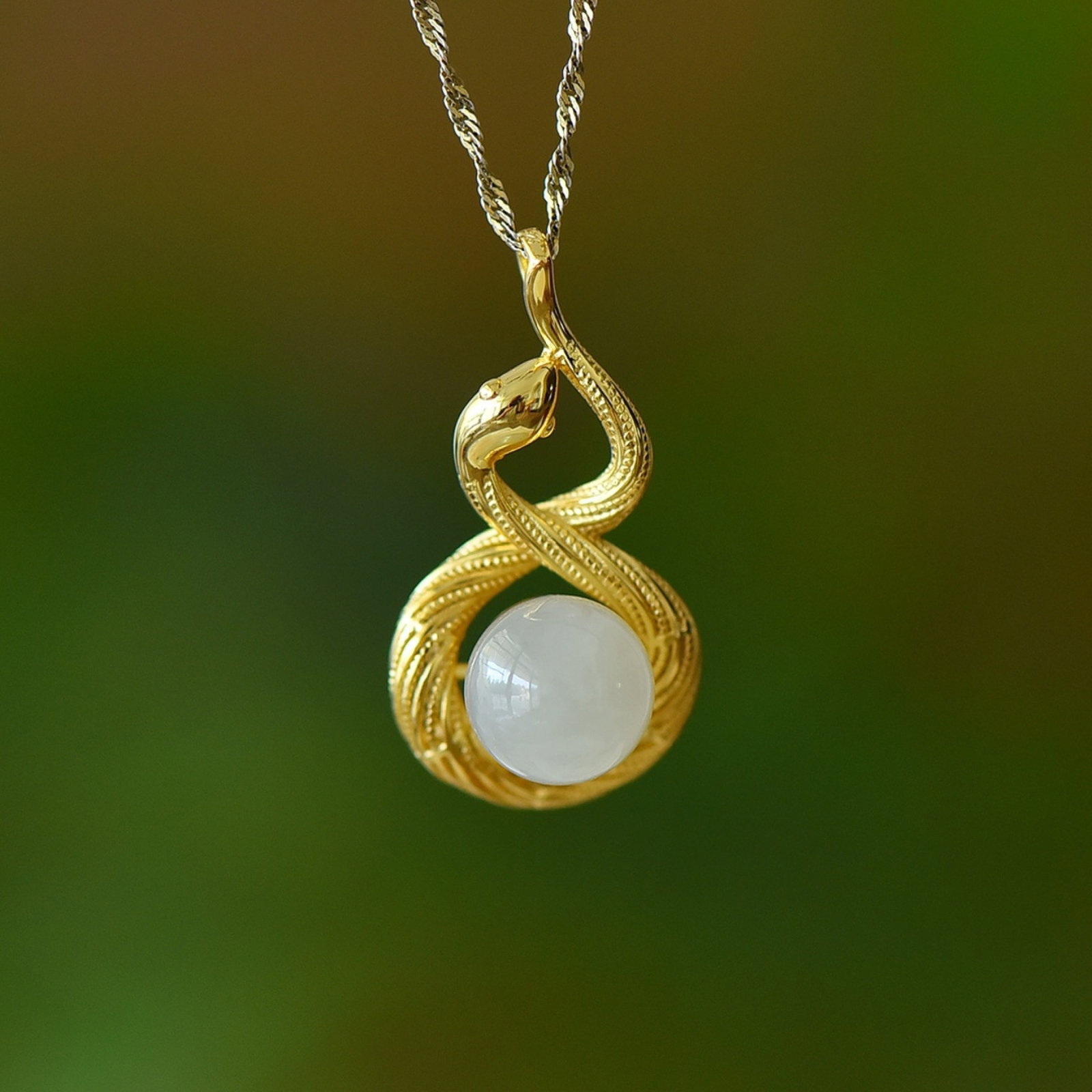 An Exquisite Sterling Silver-Gold Plated Inlaid White Jade Pendant: An Exquisite Sterling Silver-Gold Plated Inlaid White Jade Pendant,Size:0.4inx0.7in 纯银镀金镶白玉吊坠