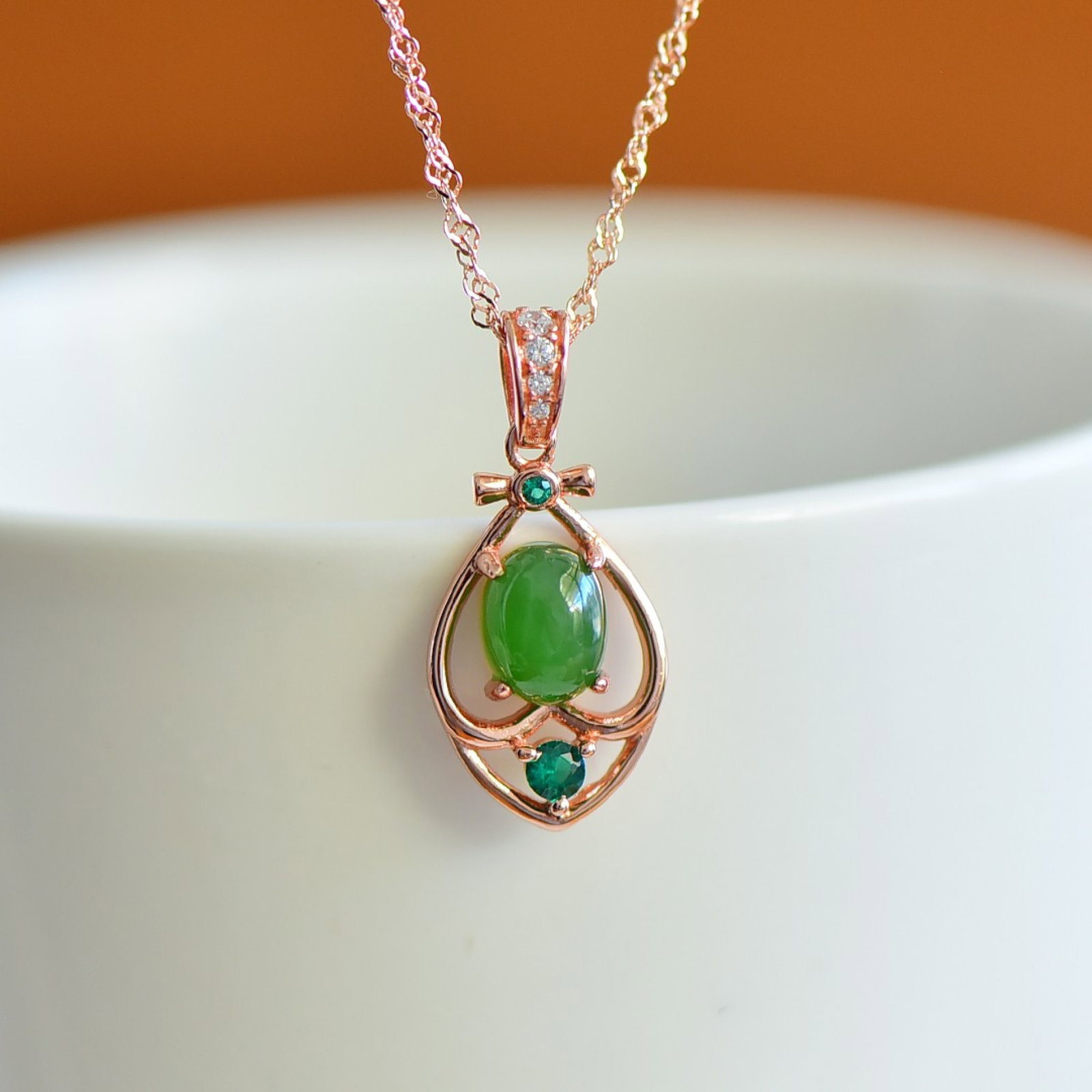 An Exquisite Sterling Silver Inlaid Jasper Pendant,Inlaid Diamond: An Exquisite Sterling Silver Inlaid Jasper Pendant,Inlaid Diamond,Size:0.2inx0.3in 纯银镶碧玉项链,嵌钻石