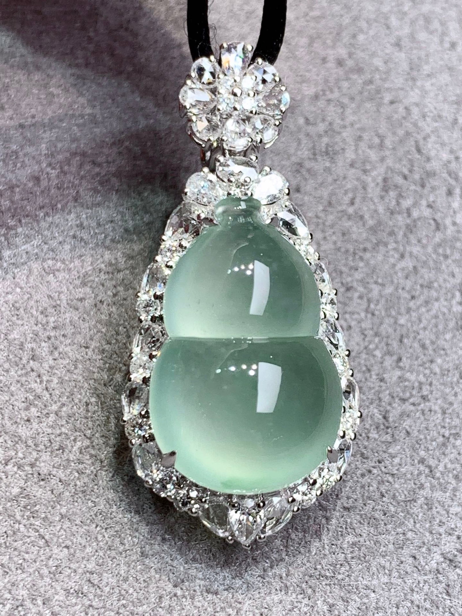 An Exquisite 18k Gold Diamond Inlaid Jadeite Pendant (1 of 5)