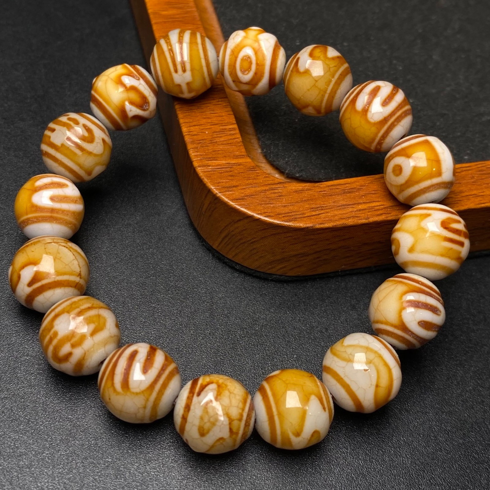 An Exquisite Dzi Bead Bracelet: An Exquisite Dzi Bead Bracelet,Size:0.4in*16 天珠手串