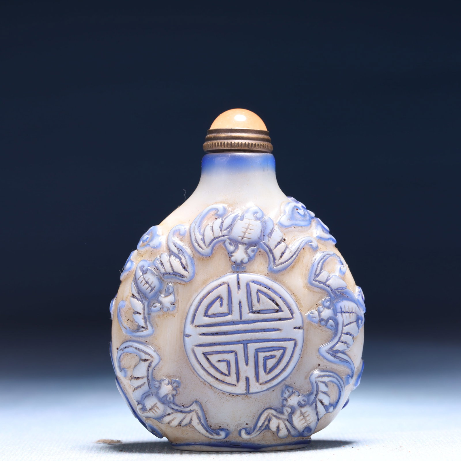 An Exquisite Glass Bats and Peach Pattern Snuff Bottle: An Exquisite Glass Bats and Peach Pattern Snuff Bottle,Qing Dynasty,China,Qianlong Four-character Mark,Size:2.4inx1.2inx3in,Weight:77g 琉璃福寿纹鼻烟壶,