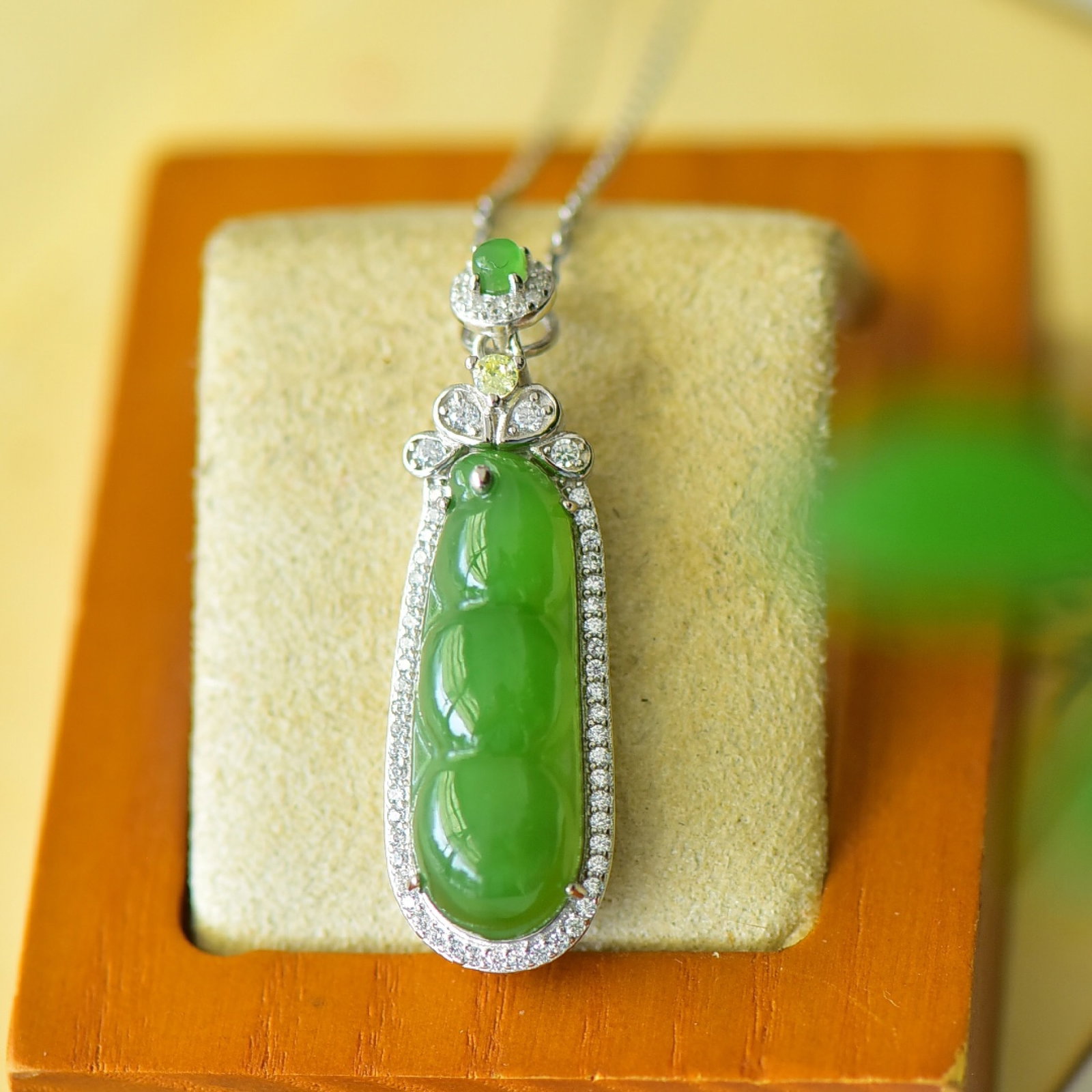 An Exquisite Sterling Silver Inlaid Jasper Necklace,Inlaid Diamond: An Exquisite Sterling Silver Inlaid Jasper Necklace,Inlaid Diamond,Size:0.5inx1.6in 纯银镶碧玉项链,嵌钻石