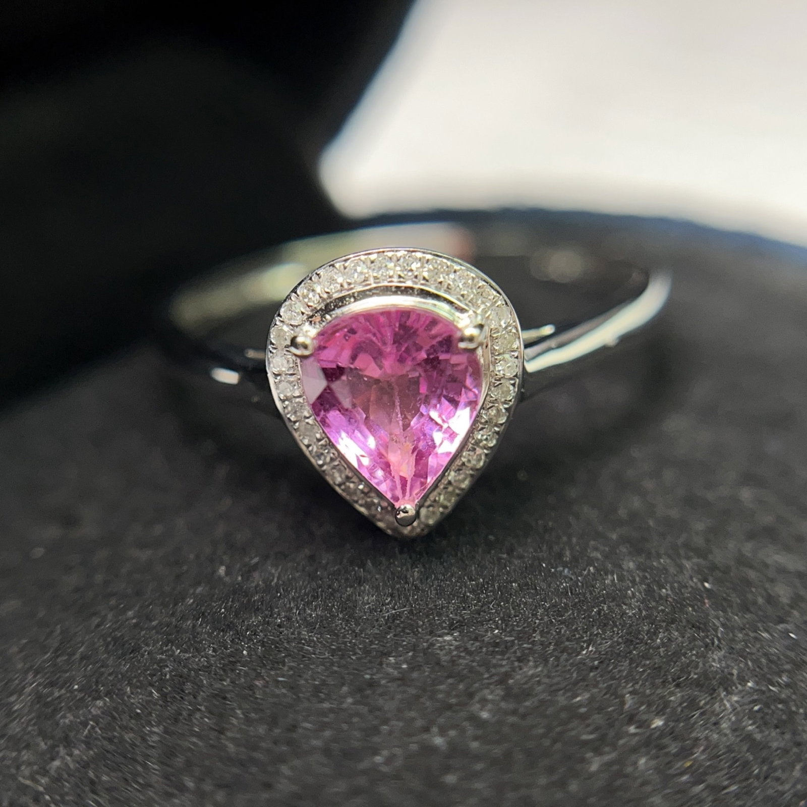 A Exquisite 18k Gold Inlaid 0.90ct Natural Ruby Ring,Inlaid Diamond: A Exquisite 18k Gold Inlaid 0.90ct Natural Ruby Ring,Inlaid Diamond,Total Weight:1.59g 18k金镶 0.90ct 天然红宝石戒指,嵌钻石