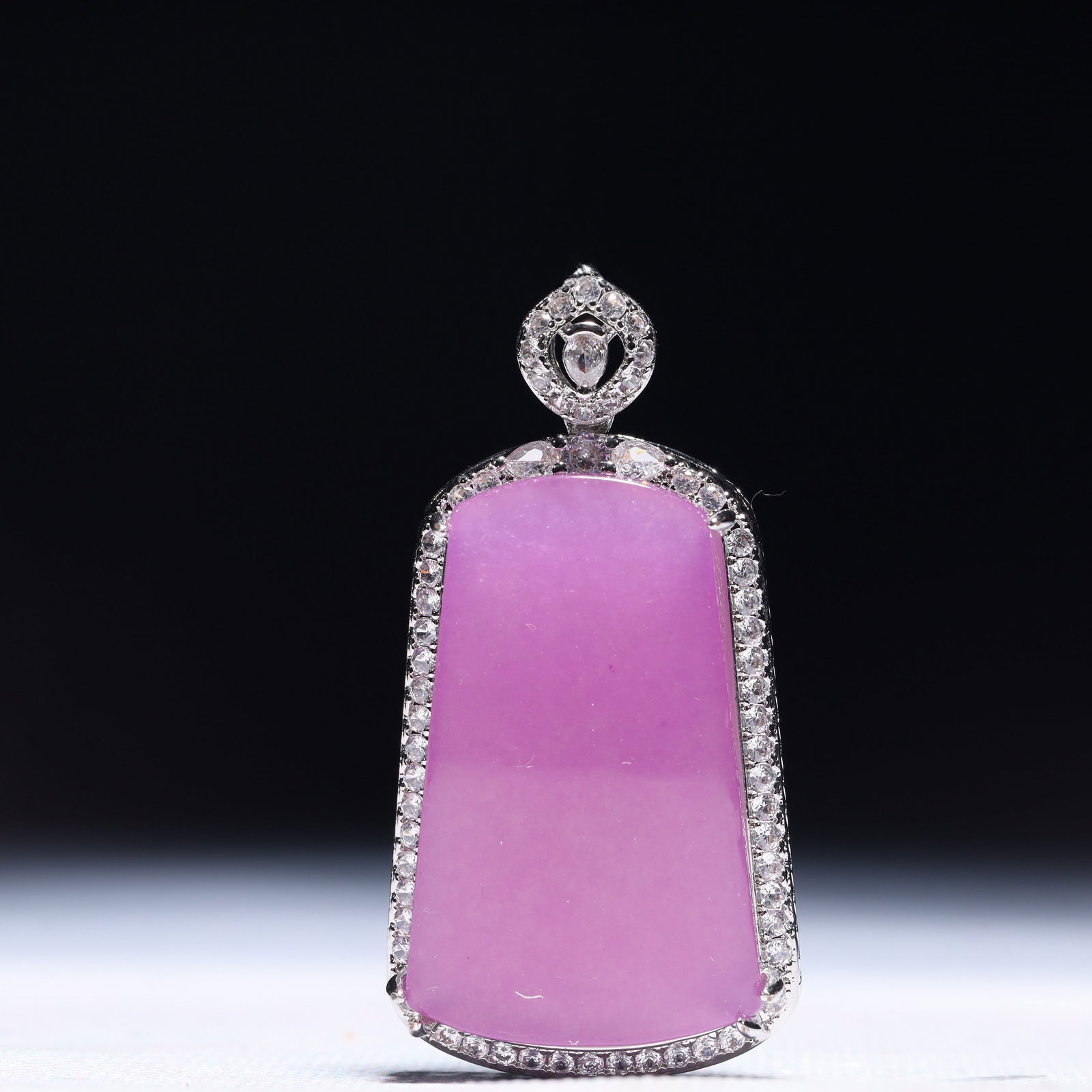 An Exquisite Pendant,Inlaid Gems: An Exquisite Pendant,Inlaid Gems,Size:1.2inx0.6inx2.4in,Weight:29.6g 一个精美的吊坠,镶宝石