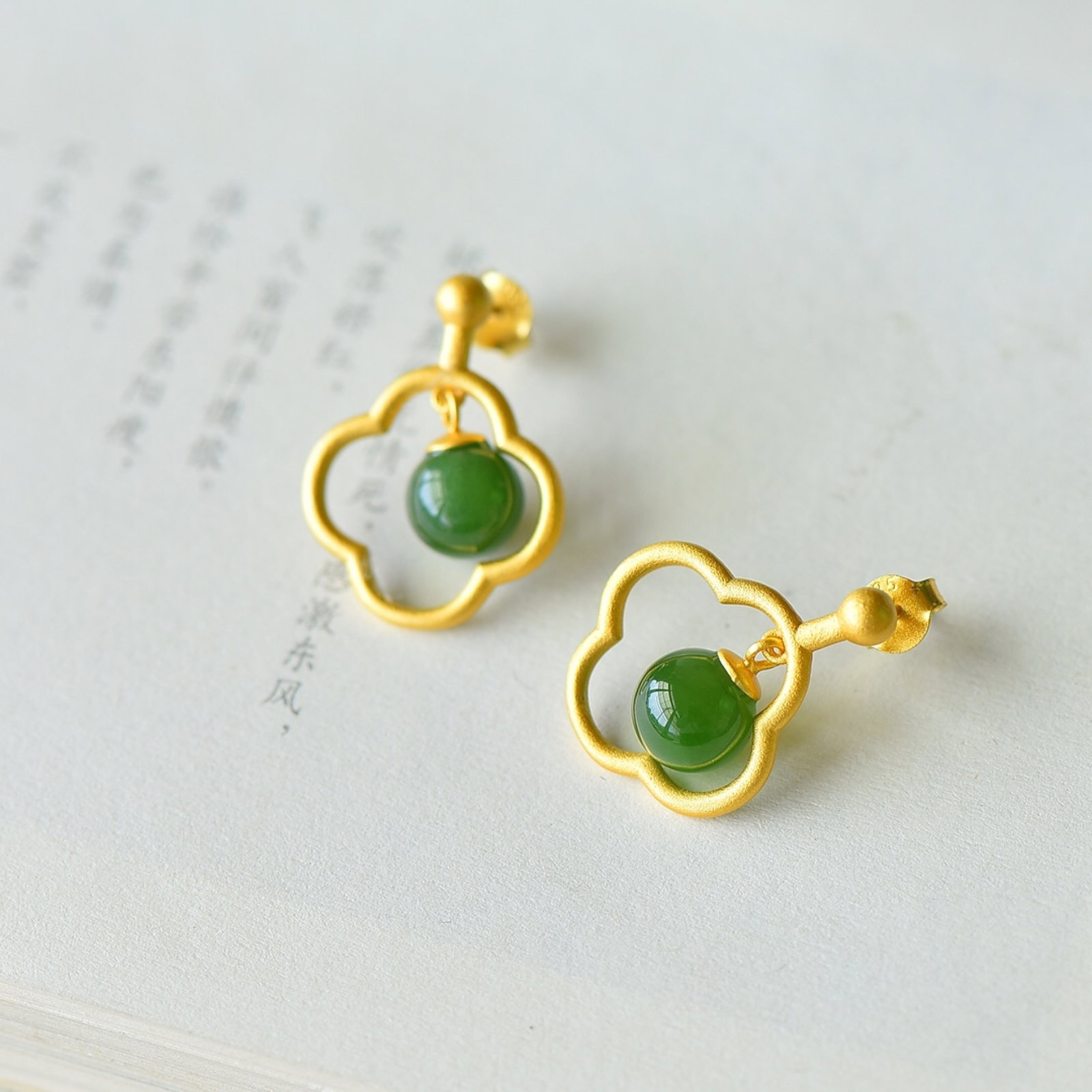 A Pair of Exquisite Sterling Silver-Gold Plated Inlaid Jasper Earrings: A Pair of Exquisite Sterling Silver-Gold Plated Inlaid Jasper Earrings,Size:0.3inx0.3in 一对纯银镀金镶碧玉耳环