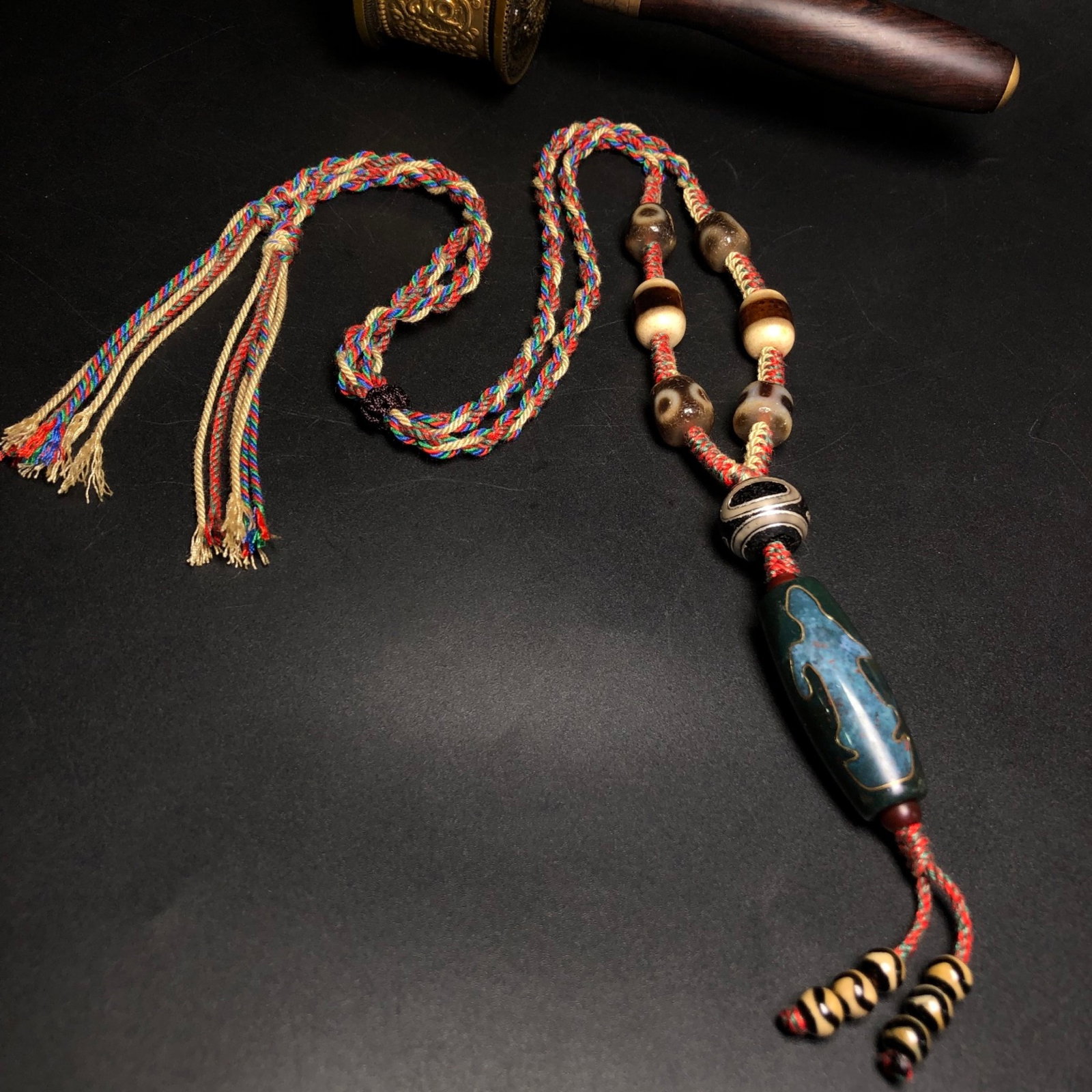 A Precious Dzi Bead Necklace: A Precious Dzi Bead Necklace,Size:1.5inx0.6in 天珠项链