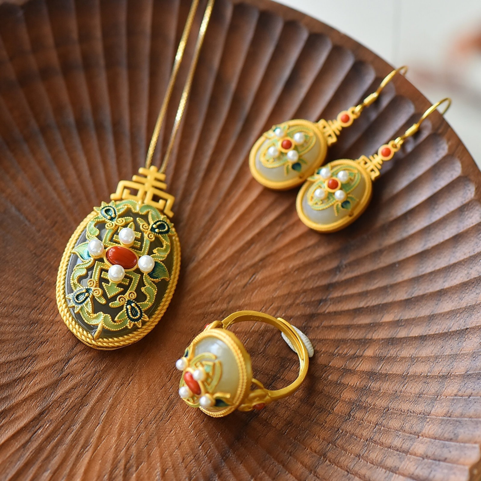 A Set of Fine Sterling Silver-Gold Plated Inlaid White Jade Enamel Jewelrys,Inlaid Pearls: A Set of Fine Sterling Silver-Gold Plated Inlaid White Jade Enamel Jewelrys,Inlaid Pearls,Size:(Pendant)0.8inx1.2in,(Ring)0.5inx0.7in,(Earrings)0.4inx0.6in 一套纯银镀%