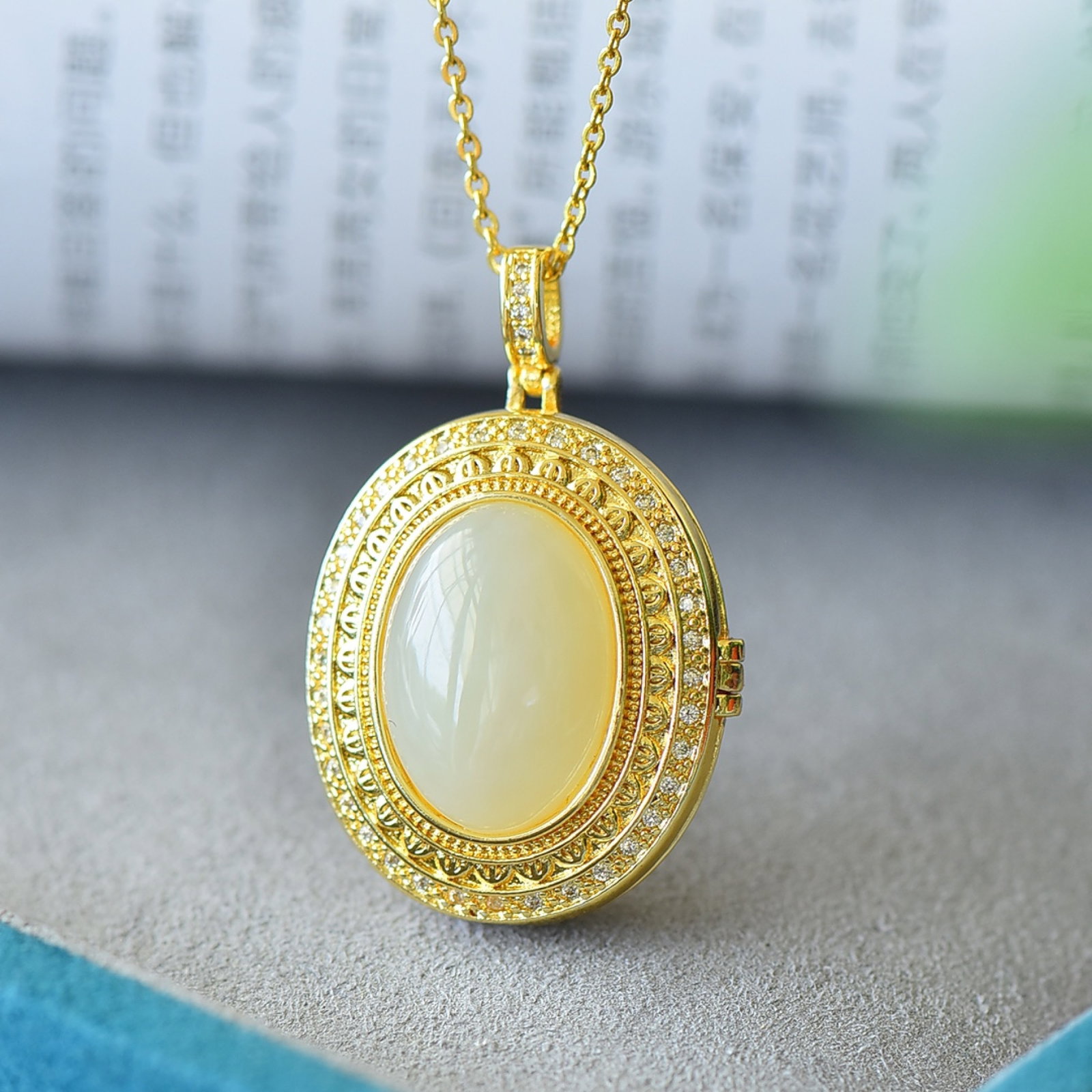 An Exquisite Bronze-Gold Plated Inlaid White Jade Necklace,Inlaid Diamond: An Exquisite Bronze-Gold Plated Inlaid White Jade Necklace,Inlaid Diamond,Size:0.5inx0.7in 铜镀金镶白玉项链,嵌钻石