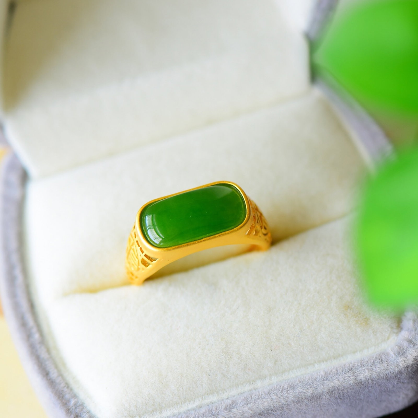 An Exquisite Sterling Silver-Gold Plated Inlaid Jasper Ring: An Exquisite Sterling Silver-Gold Plated Inlaid Jasper Ring,Size:0.4inx0.7in 纯银镀金镶碧玉戒指