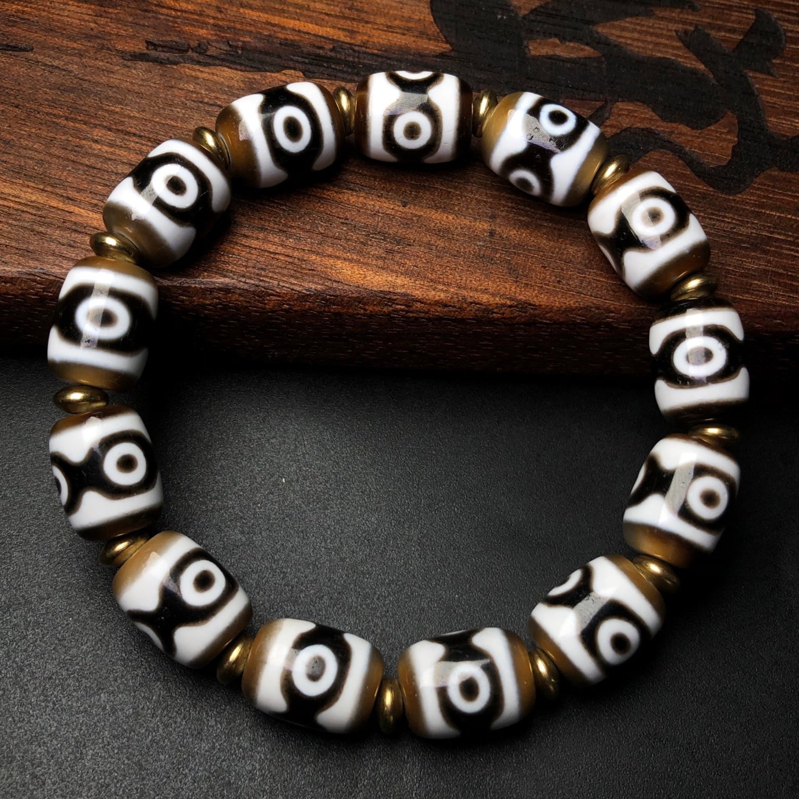An Exquisite Dzi Bead Bracelet: An Exquisite Dzi Bead Bracelet,Size:0.6inx0.4in*13 天珠手串