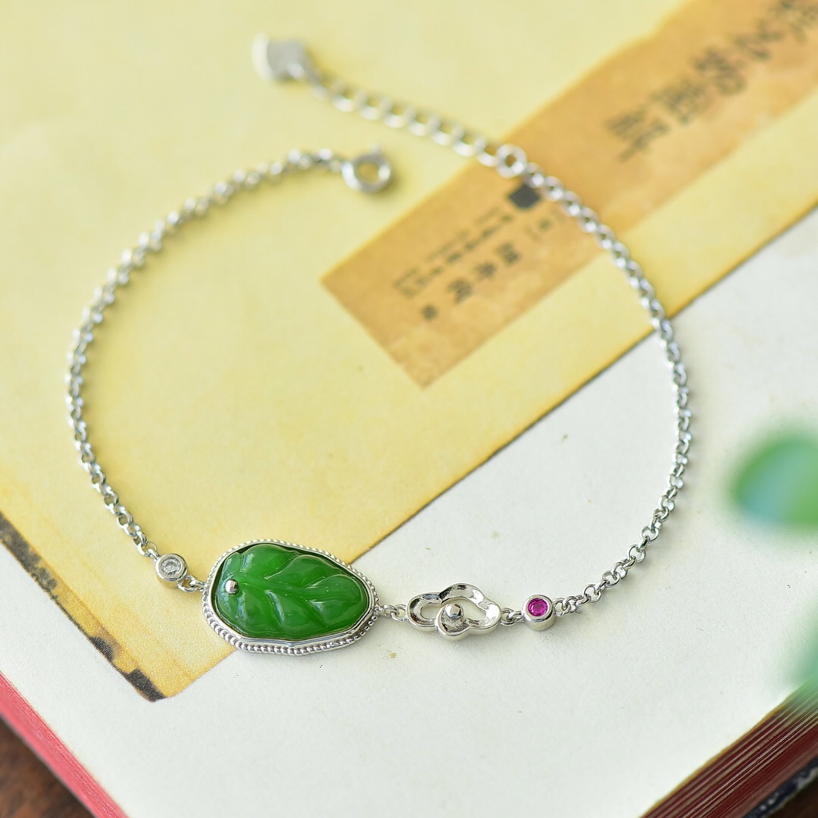 An Exquisite Sterling Silver Inlaid Jasper Bracelet: An Exquisite Sterling Silver Inlaid Jasper Bracelet,Size:0.4inx0.6in 纯银镶碧玉手链