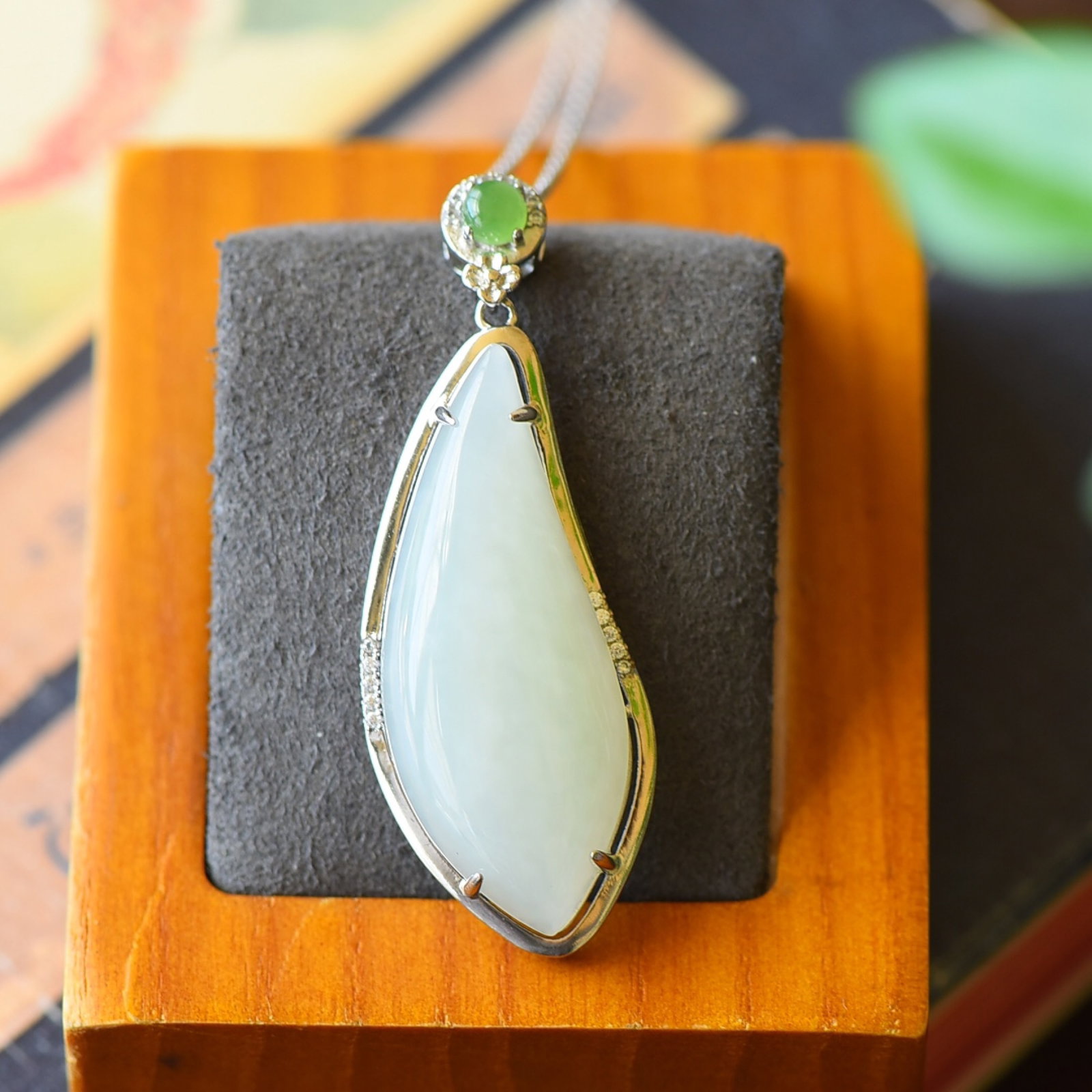 An Exquisite Sterling Silver Inlaid White Jade Necklace,Inlaid Diamond: An Exquisite Sterling Silver Inlaid White Jade Necklace,Inlaid Diamond,Size:0.7inx2in 纯银镶白玉项链,嵌钻石