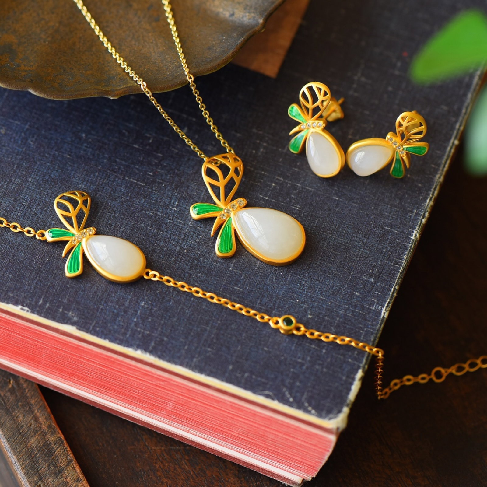 A Set of Fine Sterling Silver-Gold Plated Inlaid White Jade Jewelry,Inlaid Diamond: A Set of Fine Sterling Silver-Gold Plated Inlaid White Jade Jewelry,Inlaid Diamond,Size:(Necklace)0.5inx1.1in,(Ring)0.7inx1in,(Earring)0.6inx0.8in 一套纯银镀金ž