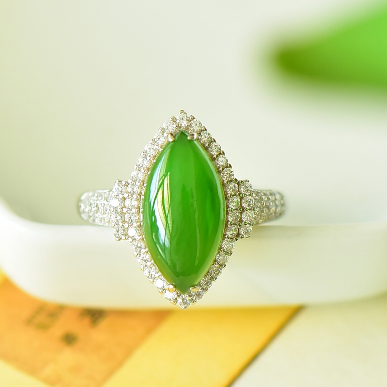 An Exquisite Sterling Silver Inlaid Jasper Ring,Inlaid Diamond: An Exquisite Sterling Silver Inlaid Jasper Ring,Inlaid Diamond,Size:0.6inx0.7in 纯银镶碧玉戒指,嵌钻石