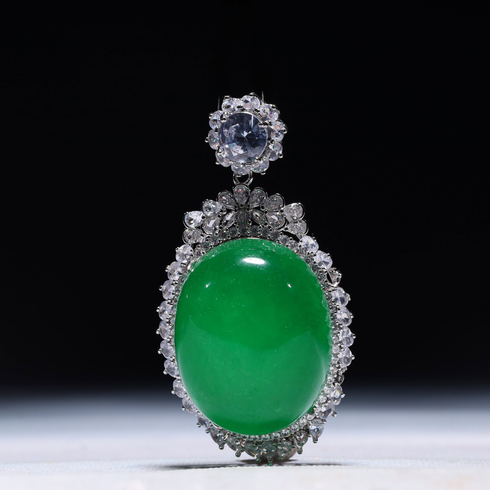 An Exquisite Pendant,Inlaid Gems: An Exquisite Pendant,Inlaid Gems,Size:1.6inx1inx2.8in,Weight:54.6g 一个精美的吊坠,镶宝石