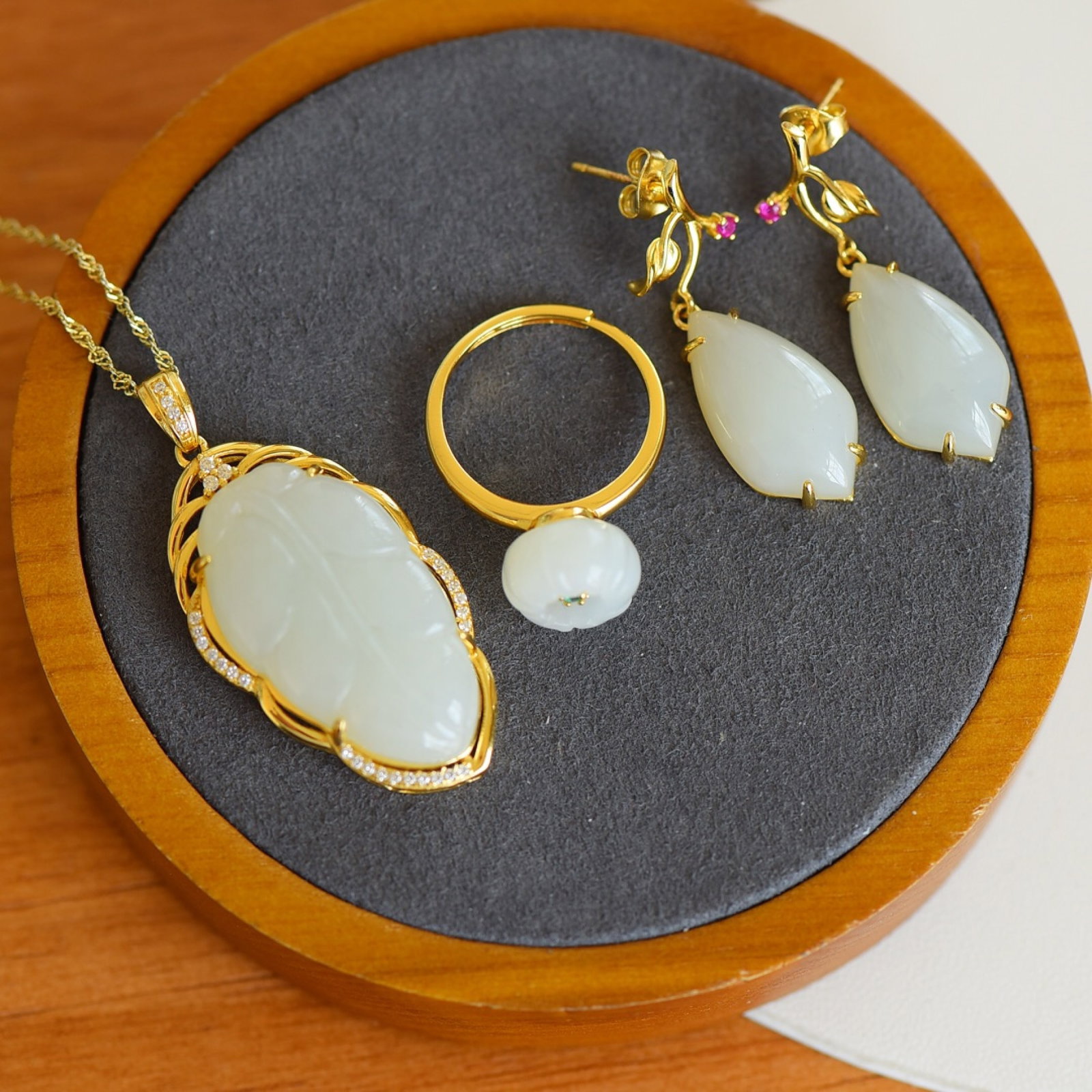 A Set of Fine Sterling Silver-Gold Plated Inlaid White Jade Jewelrys: A Set of Fine Sterling Silver-Gold Plated Inlaid White Jade Jewelrys,Size:0.7inx1.2in,0.4inx0.8in,0.4inx0.4in 一套纯银镀金镶白玉首饰