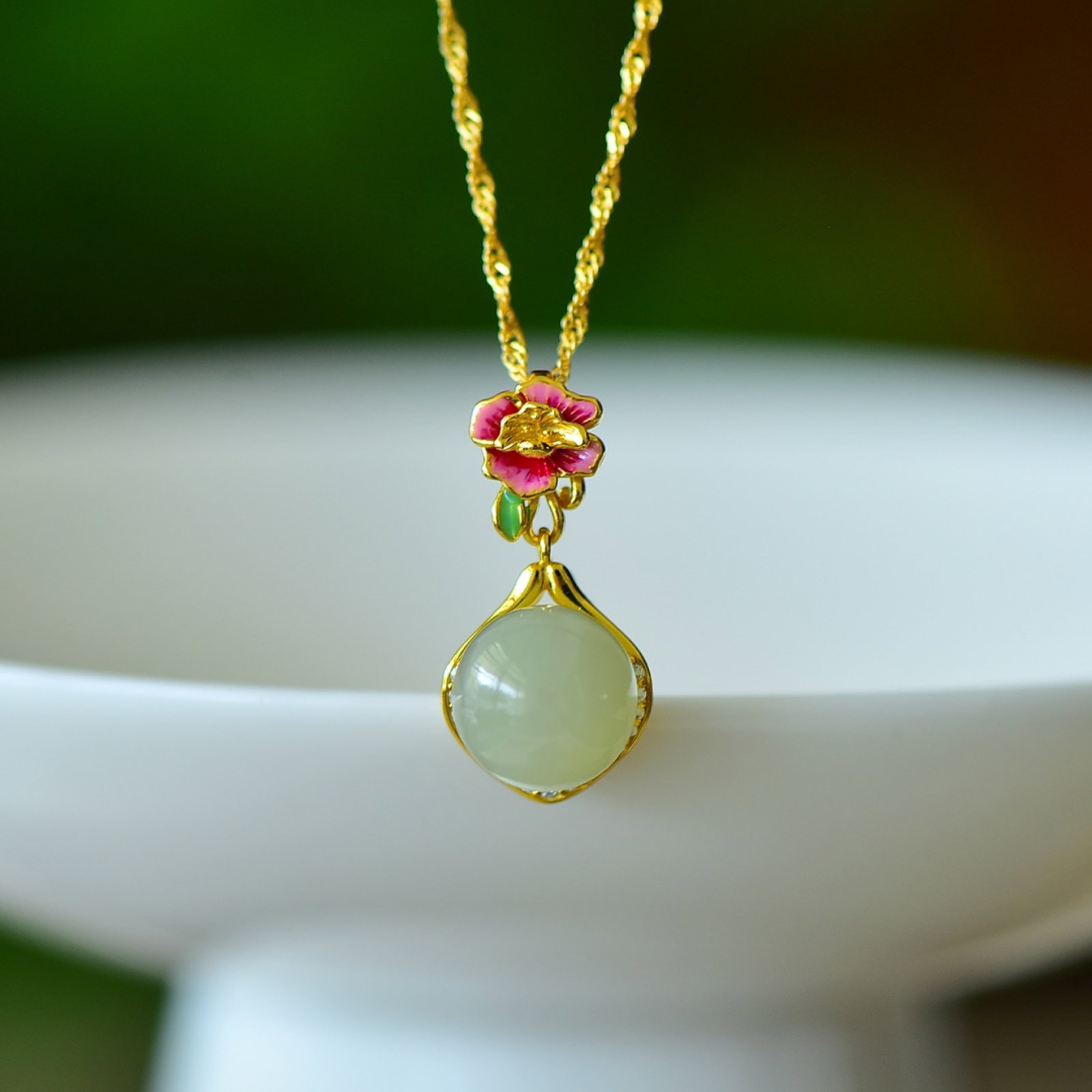 An Exquisite Sterling Silver-Gold Plated Inlaid White Jade Enamel Necklace,Inlaid Diamond: An Exquisite Sterling Silver-Gold Plated Inlaid White Jade Enamel Necklace,Inlaid Diamond,Size:0.4inx0.4in 纯银镀金镶白玉珐琅项链,