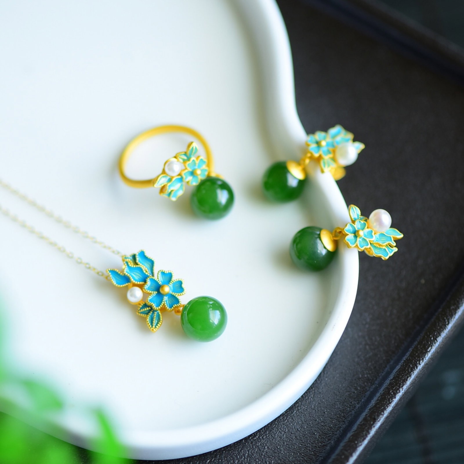 A Set of Fine Sterling Silver-Gold Plated Inlaid Jasper Jewelrys: A Set of Fine Sterling Silver-Gold Plated Inlaid Jasper Jewelrys,Size:(Earrings)0.4inx0.4in,(Ring)0.4inx0.4in,(Pendant)0.4inx0.4in 一套纯银镀金镶碧ħ