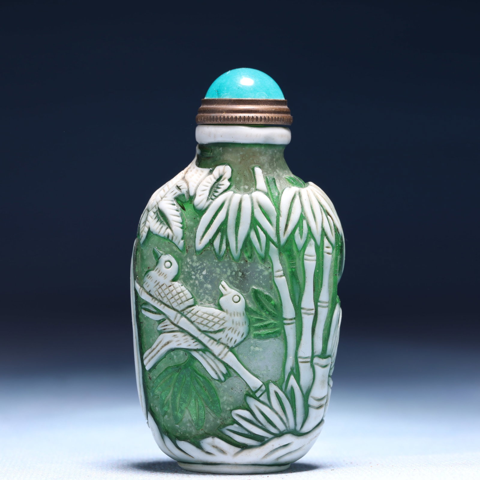 An Exquisite Glass Flower and Bird Pattern Snuff Bottle: An Exquisite Glass Flower and Bird Pattern Snuff Bottle,Qing Dynasty,China,Daoguang Four-character Mark,Size:1.6inx1.2inx3.1in,Weight:65g 琉璃花鸟纹鼻烟ࣥ
