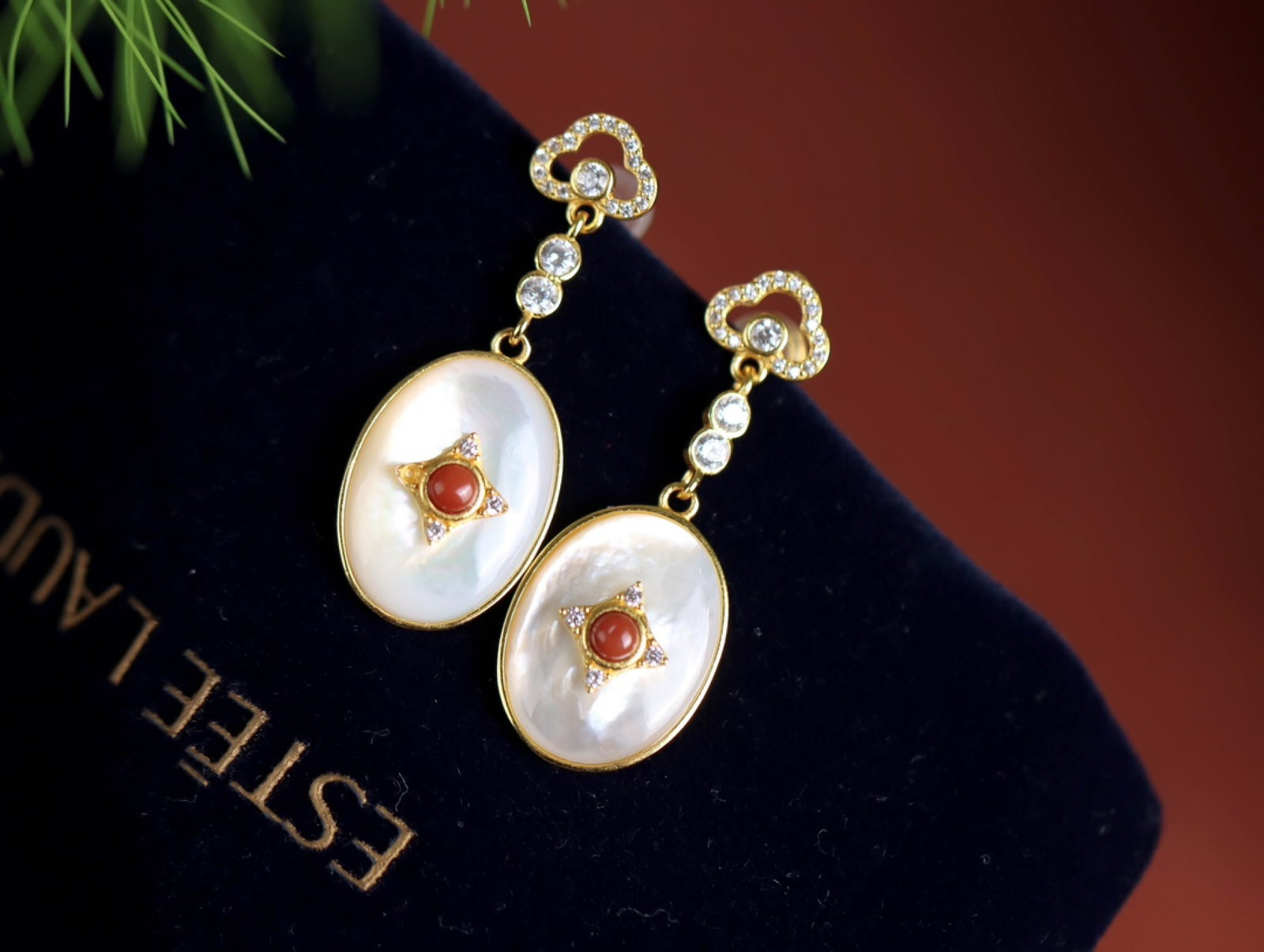 A Pair of Exquisite Sterling Silver-Gold Plated Inlaid Shell Earrings, Inlaid Diamond and Agate: A Pair of Exquisite Sterling Silver-Gold Plated Inlaid Shell Earrings, Inlaid Diamond and Agate 一对纯银镀金镶贝壳耳环,嵌钻