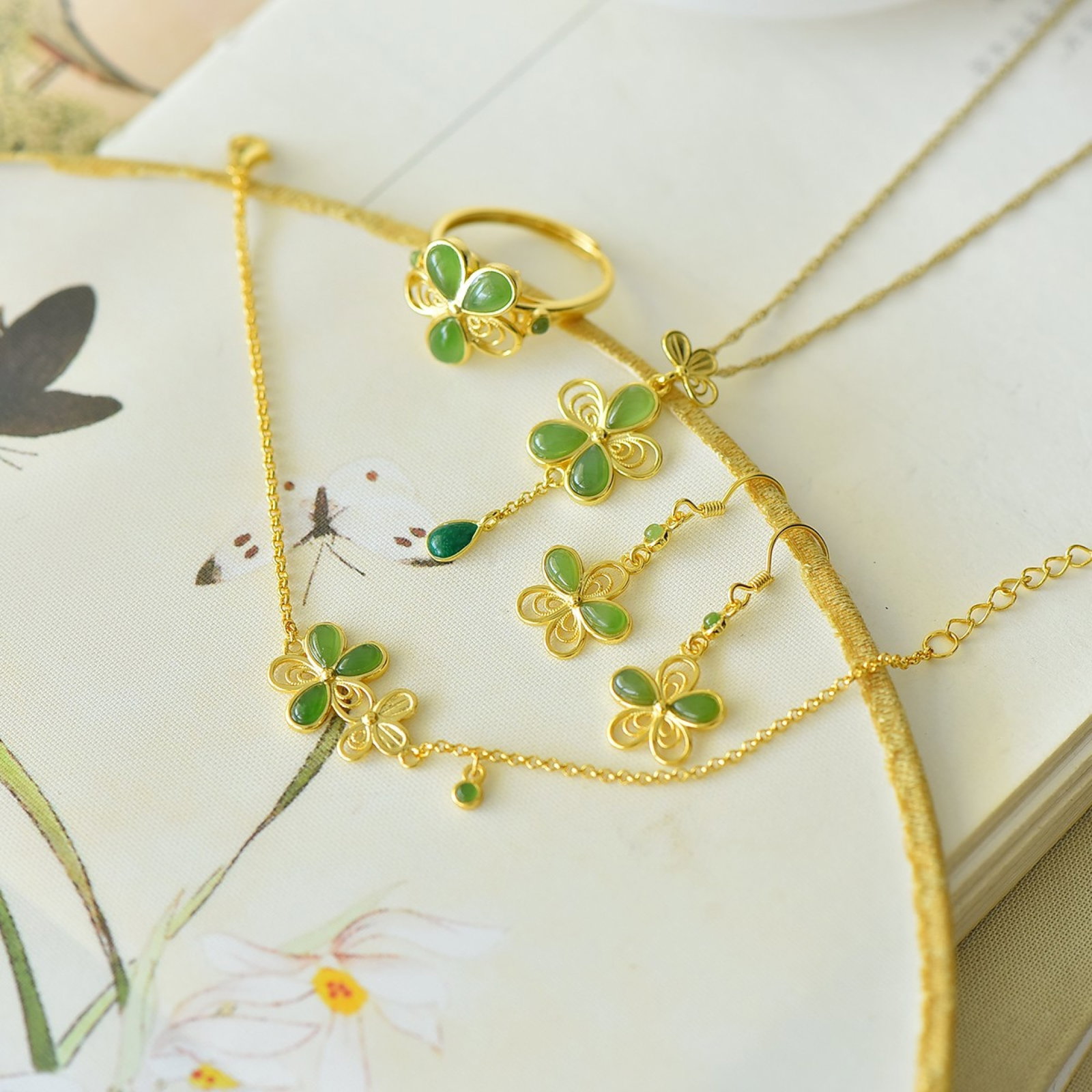 A Set of Fine Sterling Silver Inlaid Jasper Flower Pattern Jewelry: A Set of Fine Sterling Silver Inlaid Jasper Flower Pattern Jewelry 一套纯银镶碧玉花卉纹首饰