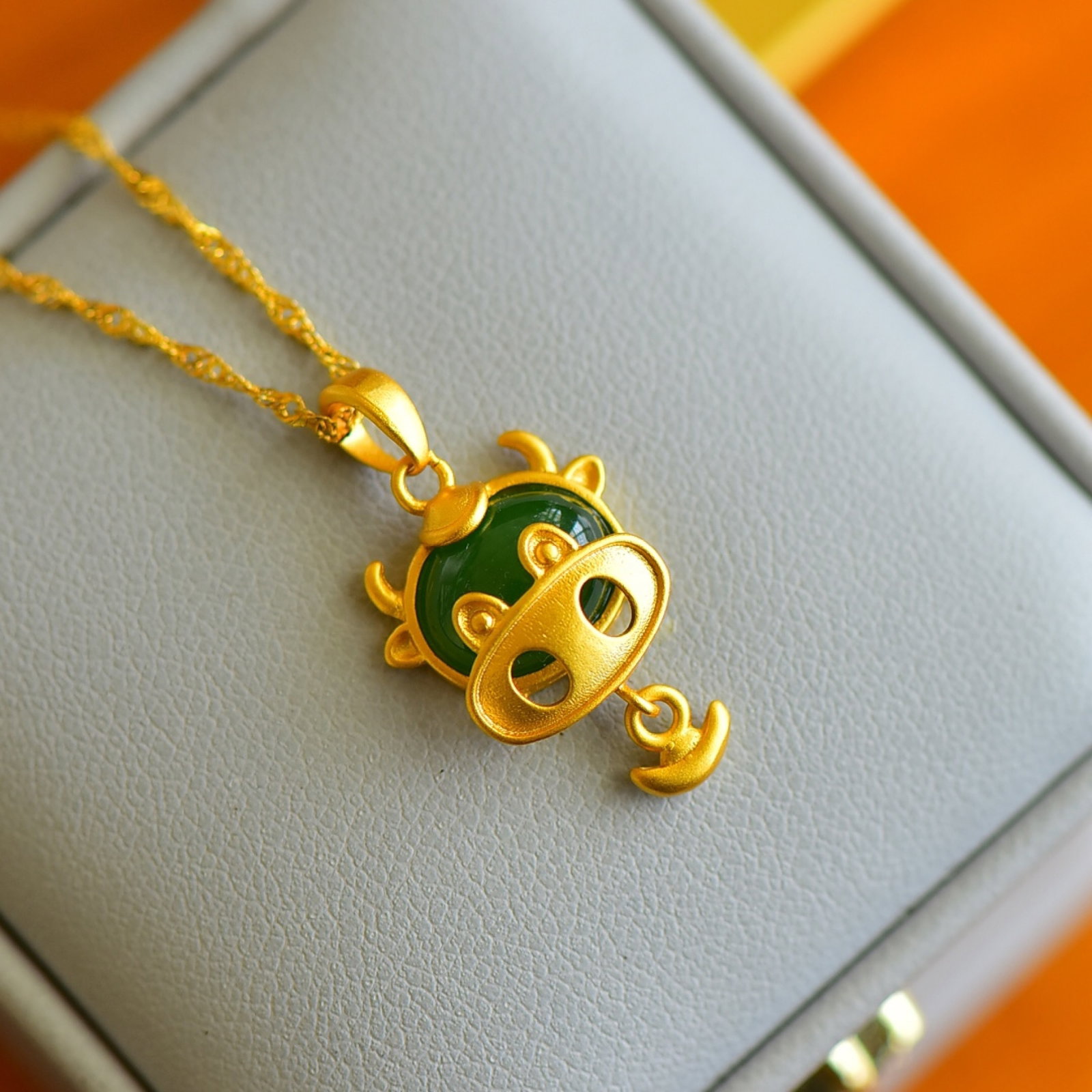 An Exquisite Sterling Silver-Gold Plated Inlaid Jasper Necklace: An Exquisite Sterling Silver-Gold Plated Inlaid Jasper Necklace,Size:0.3inx0.4in 纯银镀金镶碧玉项链