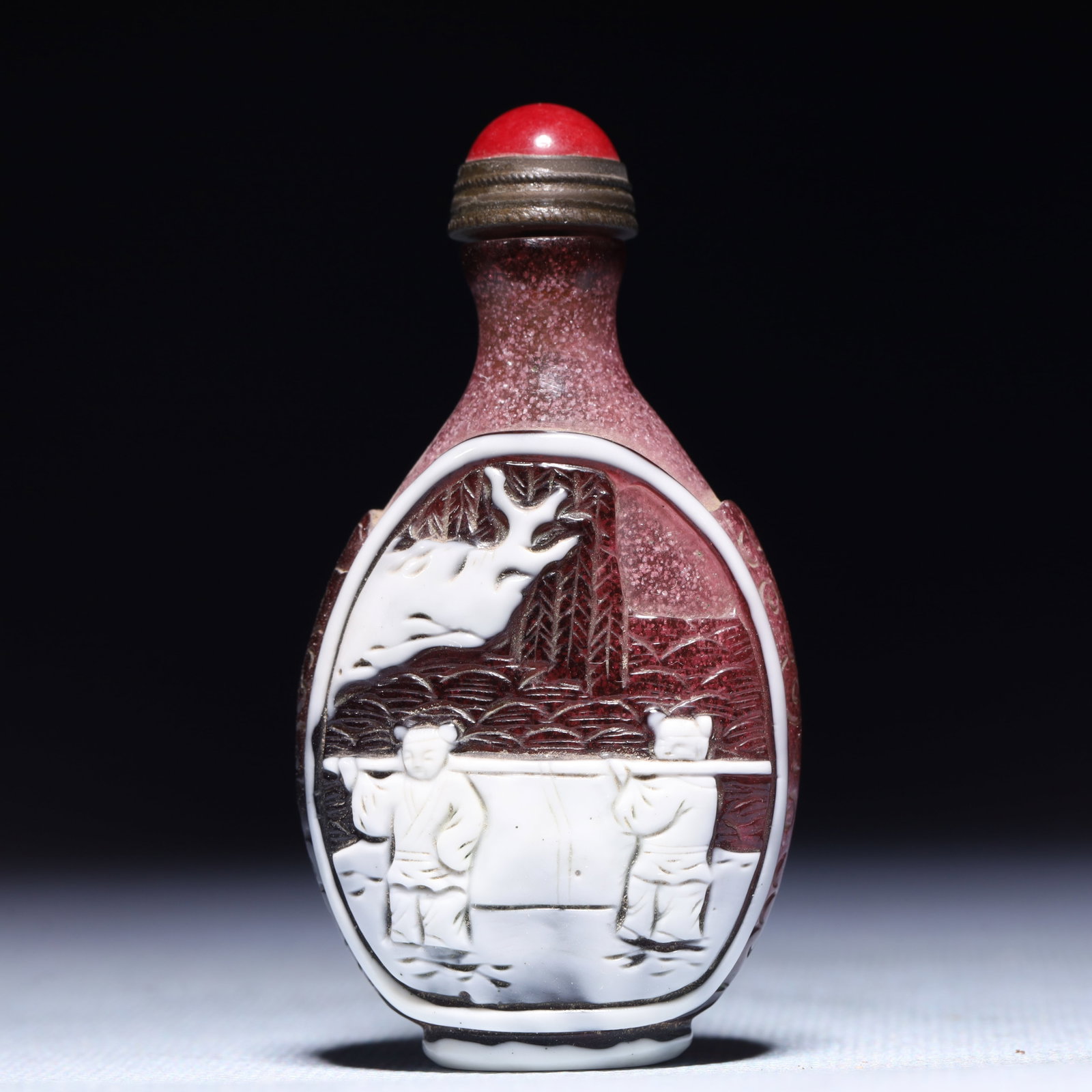 An Exquisite Glass Figure Pattern Snuff Bottle: An Exquisite Glass Figure Pattern Snuff Bottle,Qing Dynasty,China,Size:1.6inx0.8inx2.8in,Weight:48g 琉璃人物纹鼻烟壶,中国清代