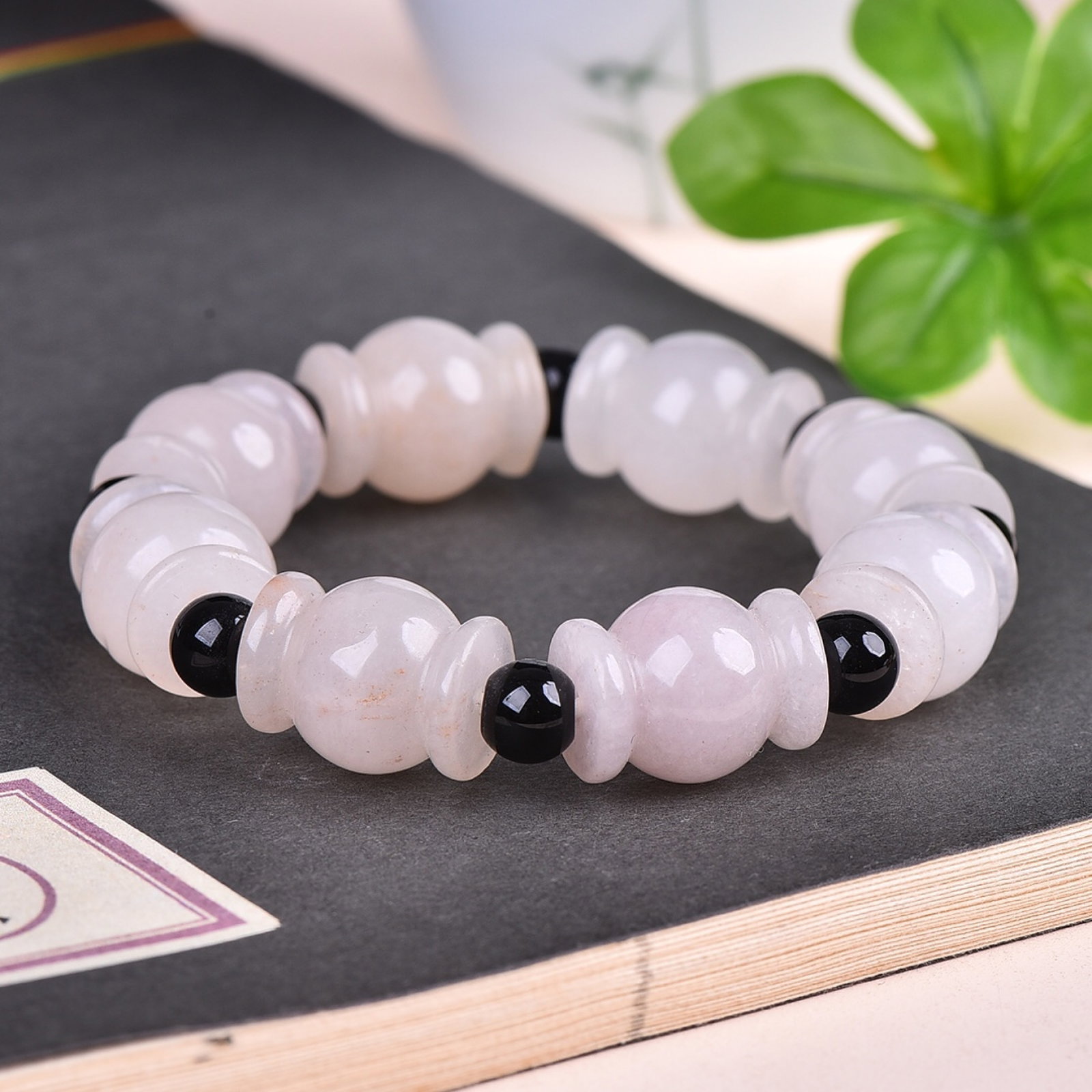 An Exquisite White Jade Bracelets: An Exquisite White Jade Bracelets,Size:0.6inx0.7in 白玉手串