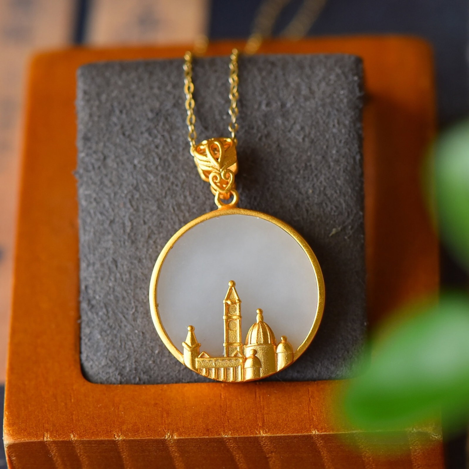 An Exquisite Sterling Silver-Gold Plated Inlaid White Jade Necklace: An Exquisite Sterling Silver-Gold Plated Inlaid White Jade Necklace,Size:0.9inx1.3in 纯银镀金镶白玉项链